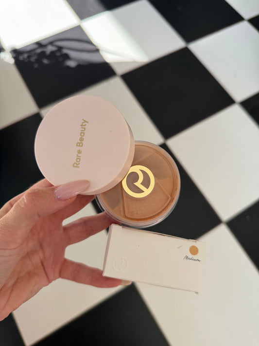 RARE BEAUTY Always An Optimist Soft Radiance Setting Powder - Medium