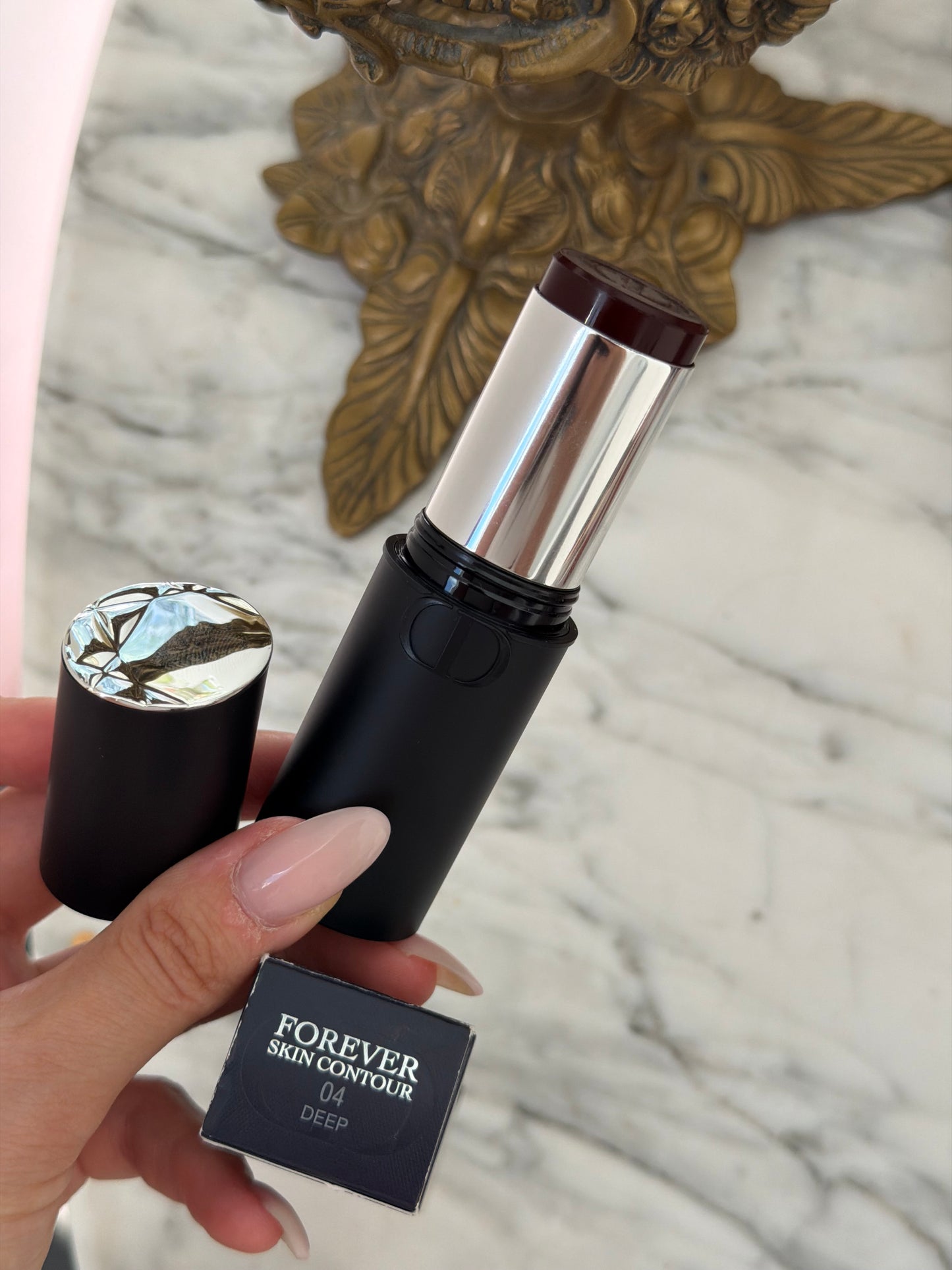 DIOR Forever Skin Contour (04)
Sculpting and Bronzing Face Stick - Seamless Perfection - 24H Wear and Hydration
