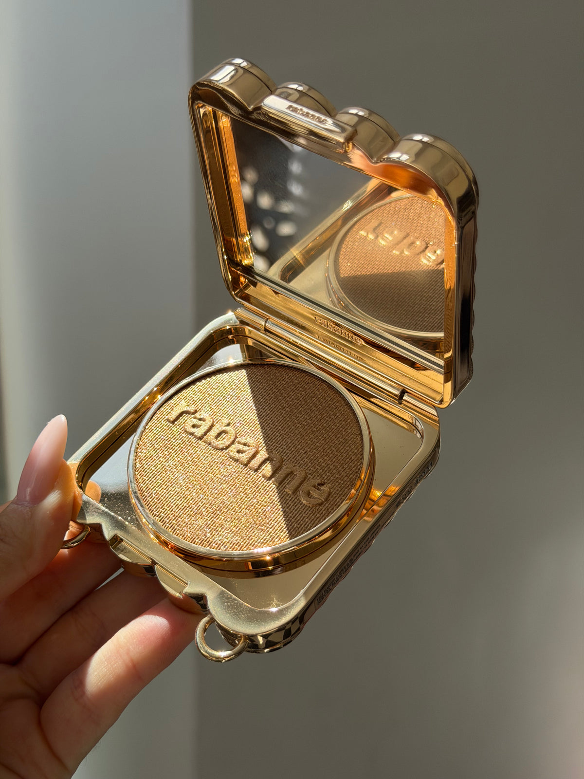 PACO RABANNE 1969 Makeup Clutch
Ultra-Shiny, All-Over Luminizer, Second Skin Comfort
