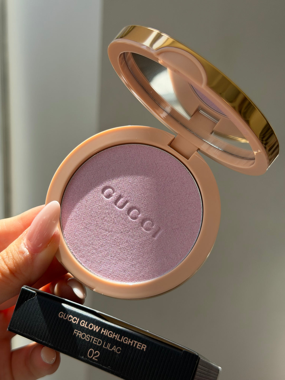 GUCCI Glow Highlighter (02)
Multi-Use Silky Illuminating Powder
