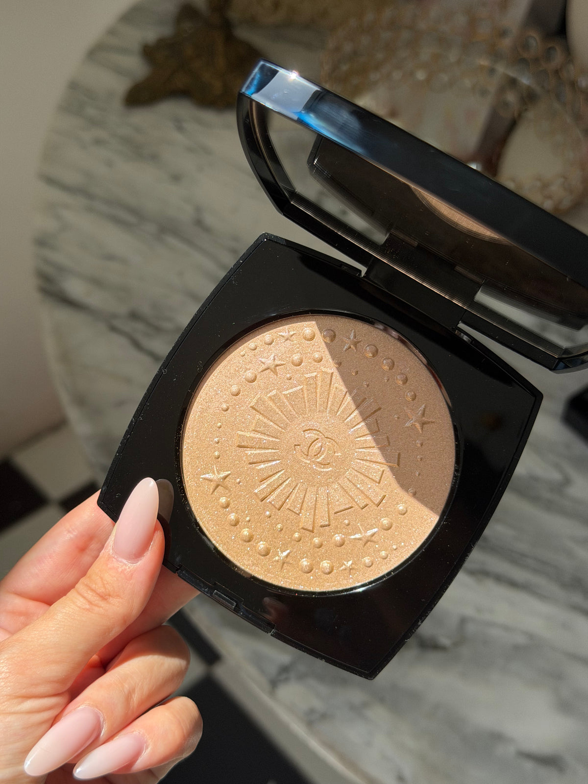 CHANEL Diamond Dust
Oversize Illuminating Powder