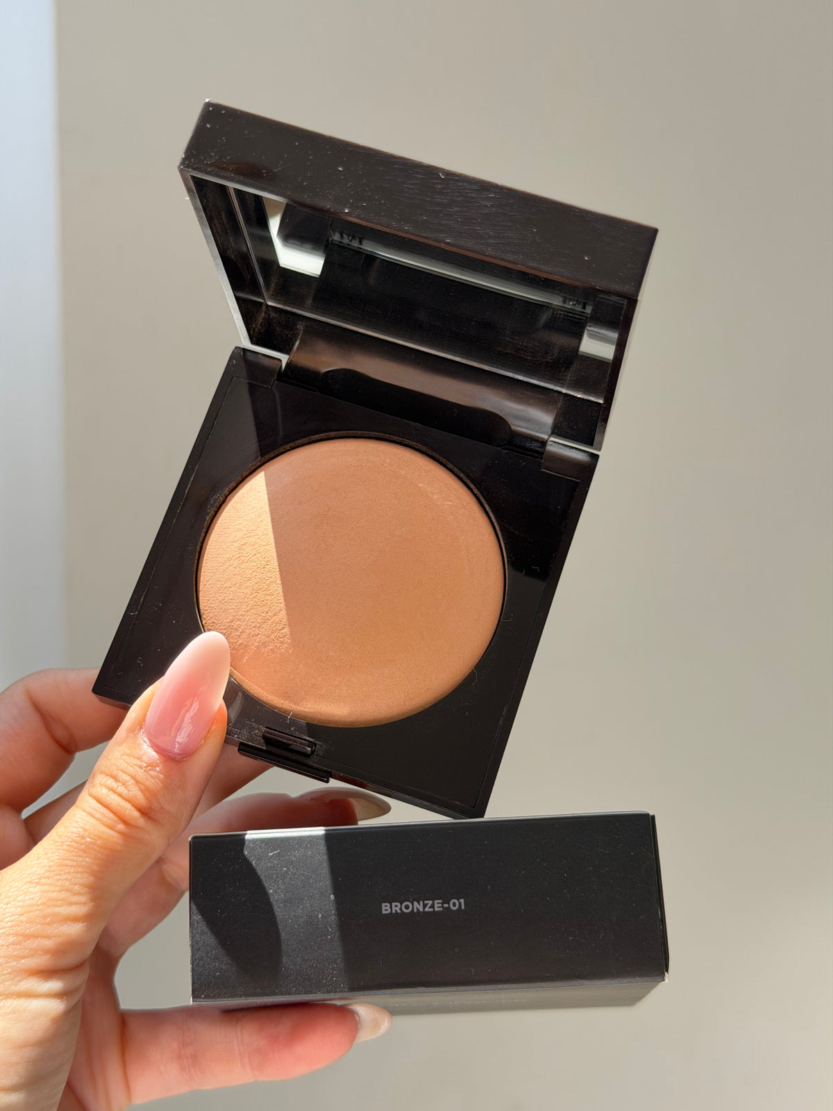 LAURA MERCIER Matte Radiance Baked Face Powder 
Soft Matte Radiance