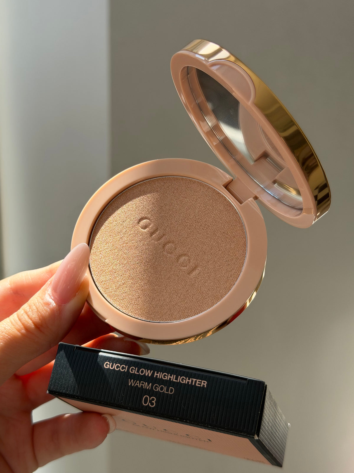 GUCCI Glow Highlighter (03)
Multi-Use Silky Illuminating Powder