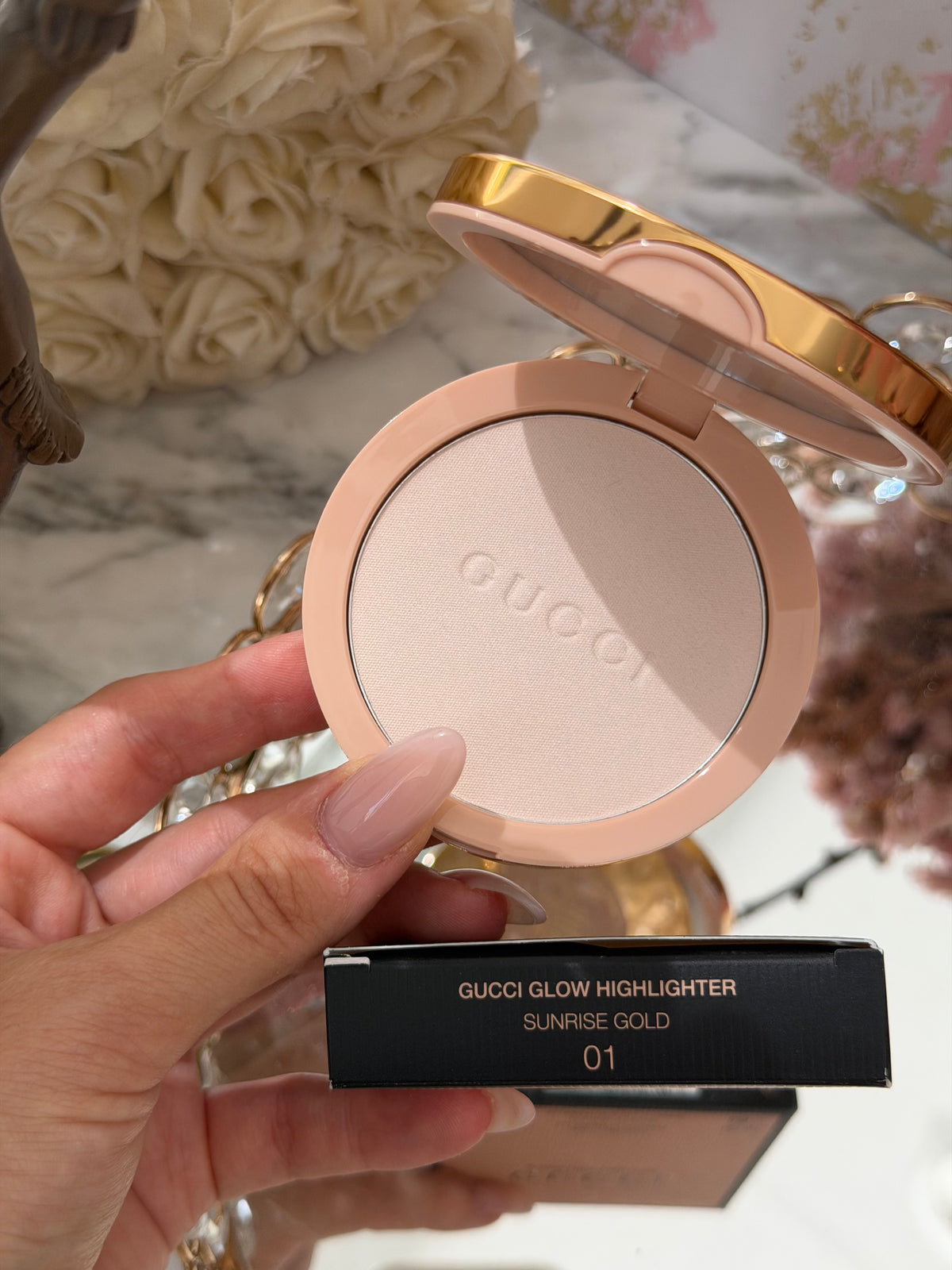 GUCCI Glow Highlighter (01)
Multi-Use Silky Illuminating Powder