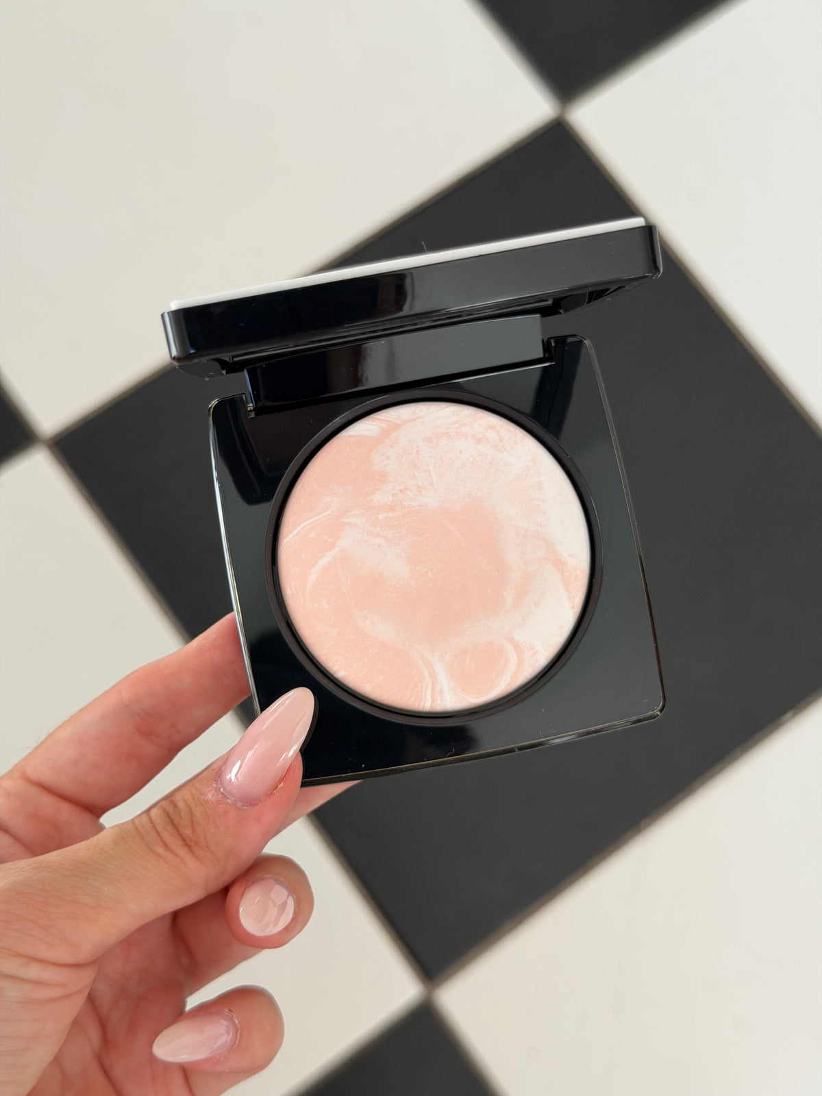 BOBBI BROWN
Sheer Finish Blurring Powder - Pearl Pink