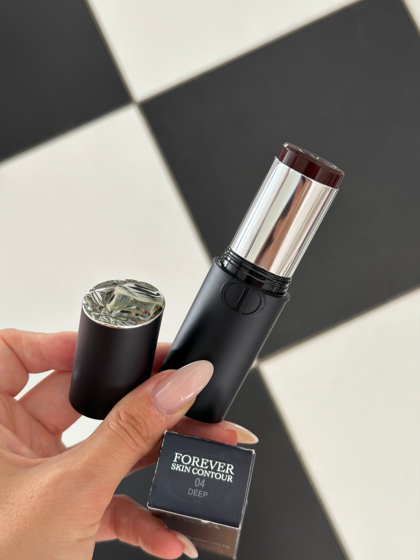 DIOR Forever Skin Contour (04)
Sculpting and Bronzing Face Stick - Seamless Perfection - 24H Wear and Hydration