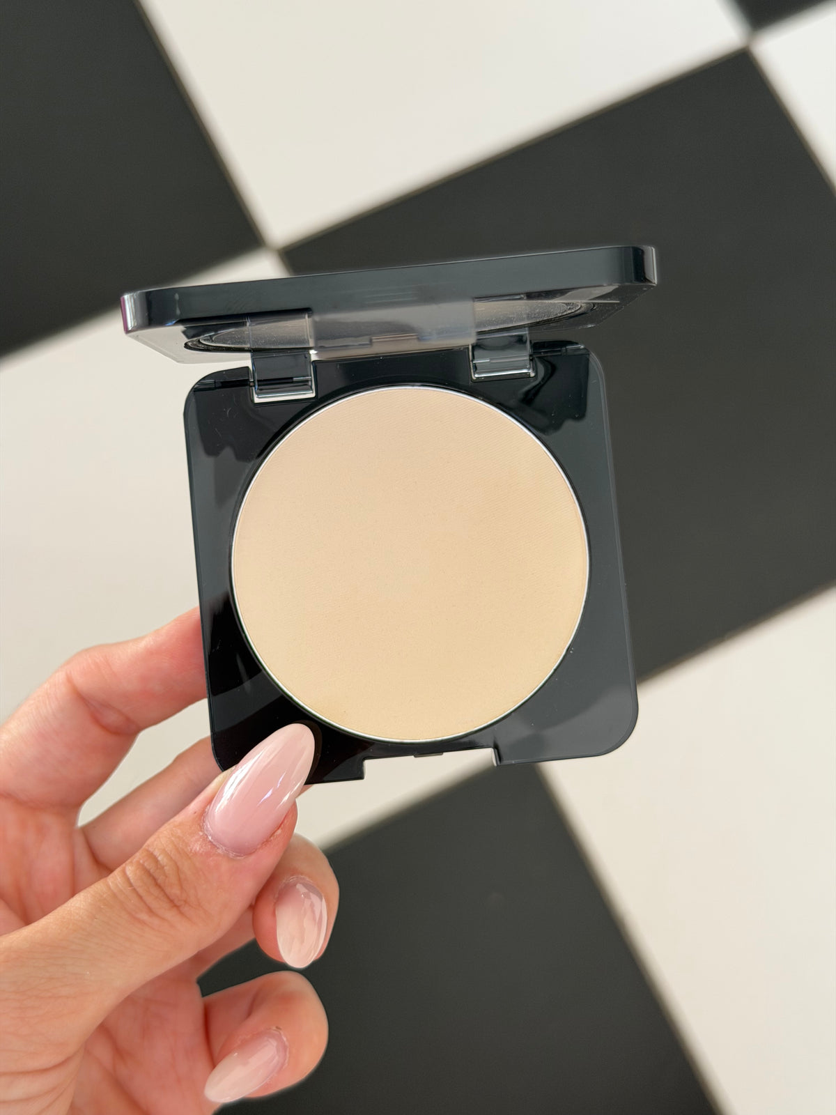 HUDA BEAUTY Easy Bake Airbrush Matte Pressed Powder - Pound Cake