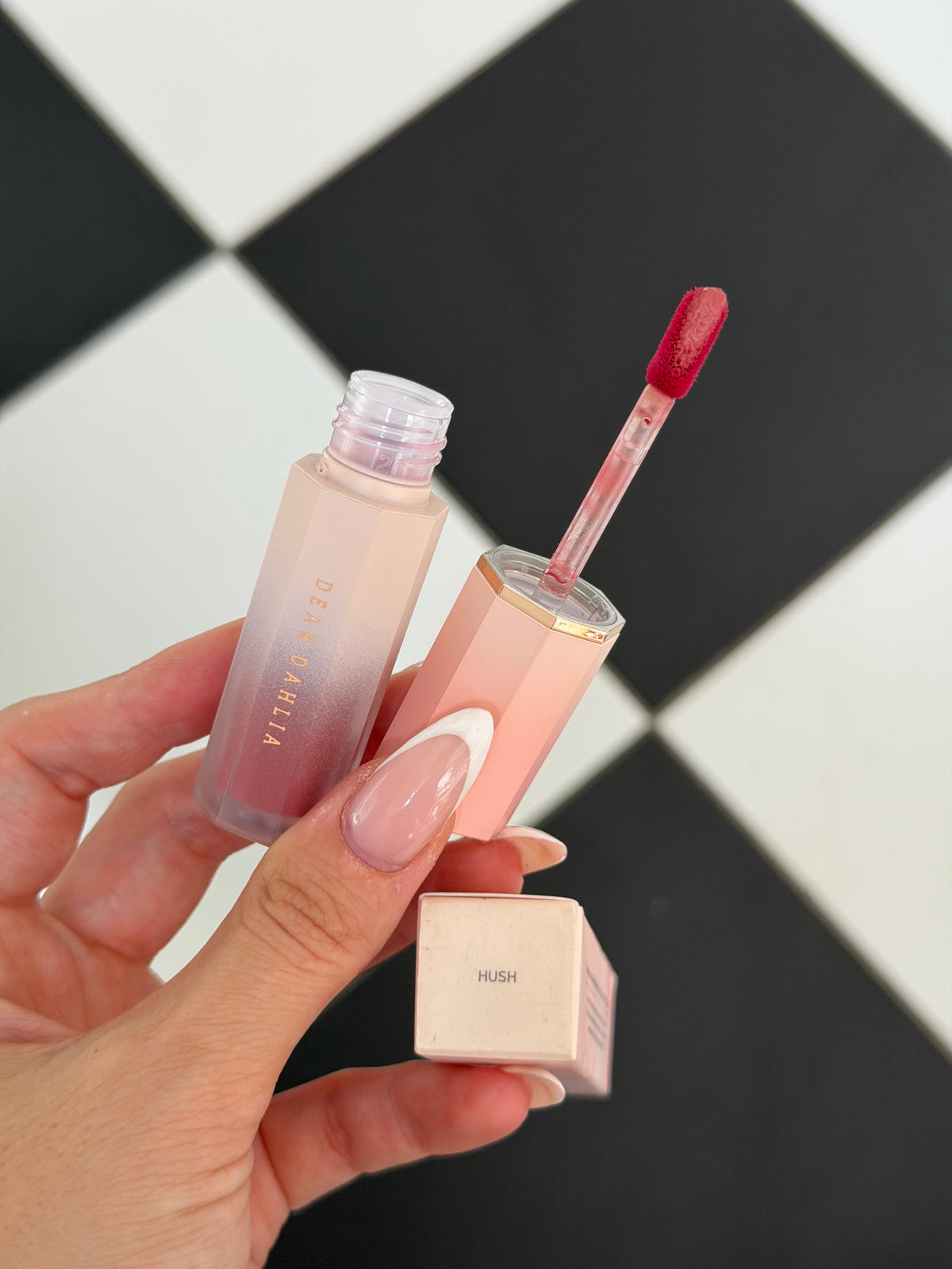 DEAR DAHLIA Blooming Edition - Hush
Petal Touch Plumping Lip Velour - Lip Stain