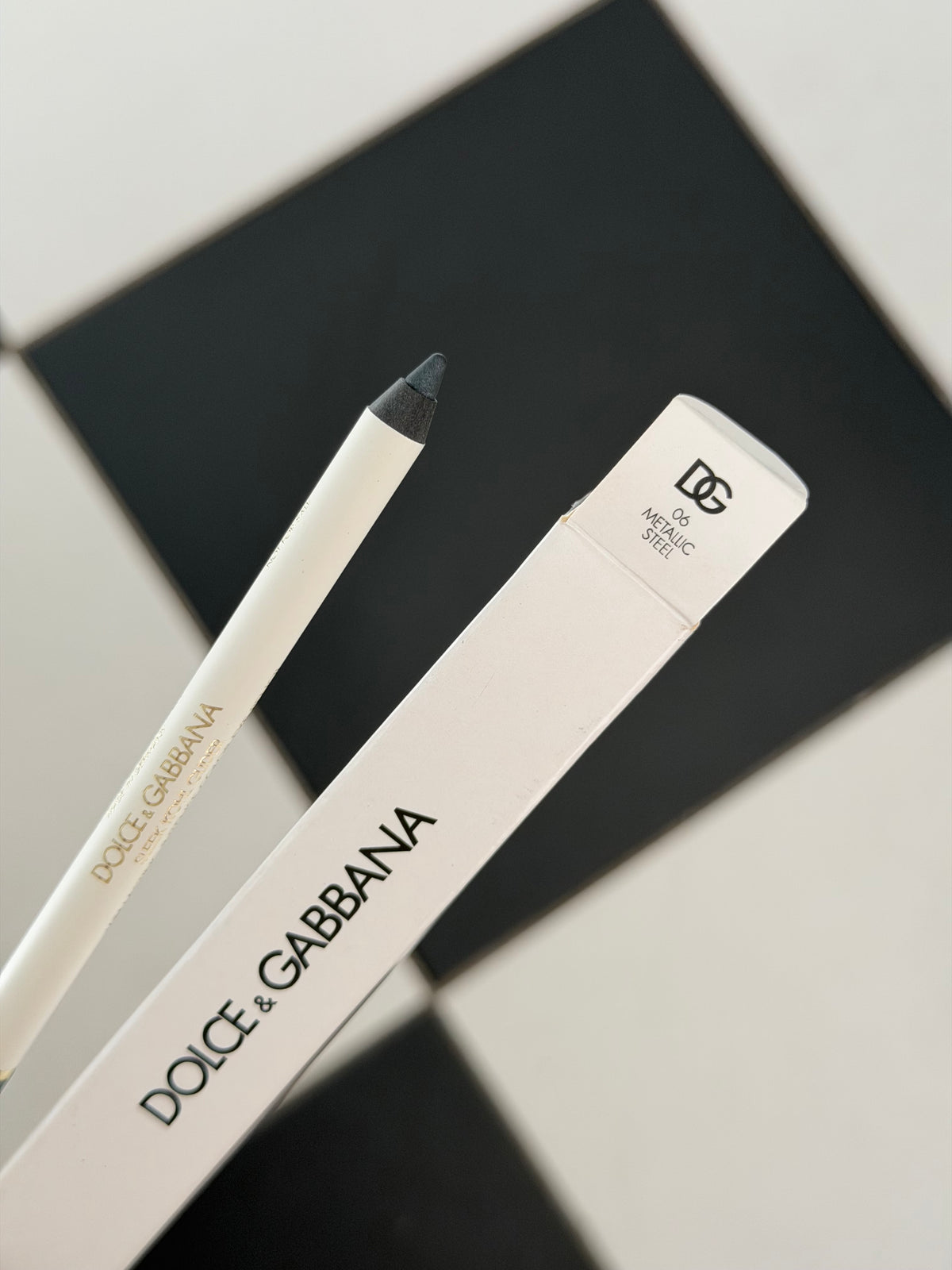 DOLCE&GABBANA Sleek Khol Glider 
10H Lasting Intense Color Eye Pencil (06)