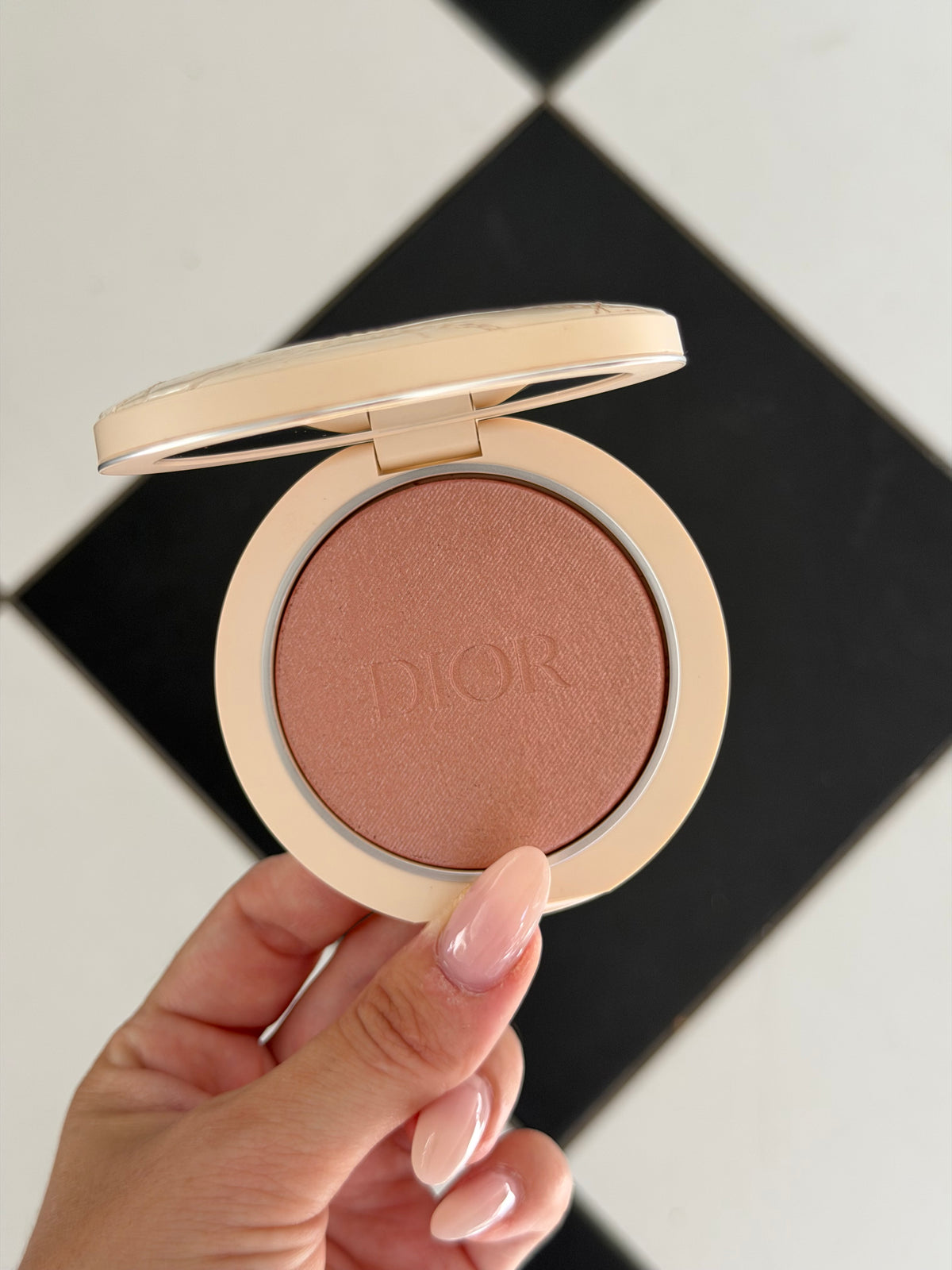 DIOR Forever Couture Luminizer (05)
Longwear Highlighter - 95%* Natural-Origin Pigments