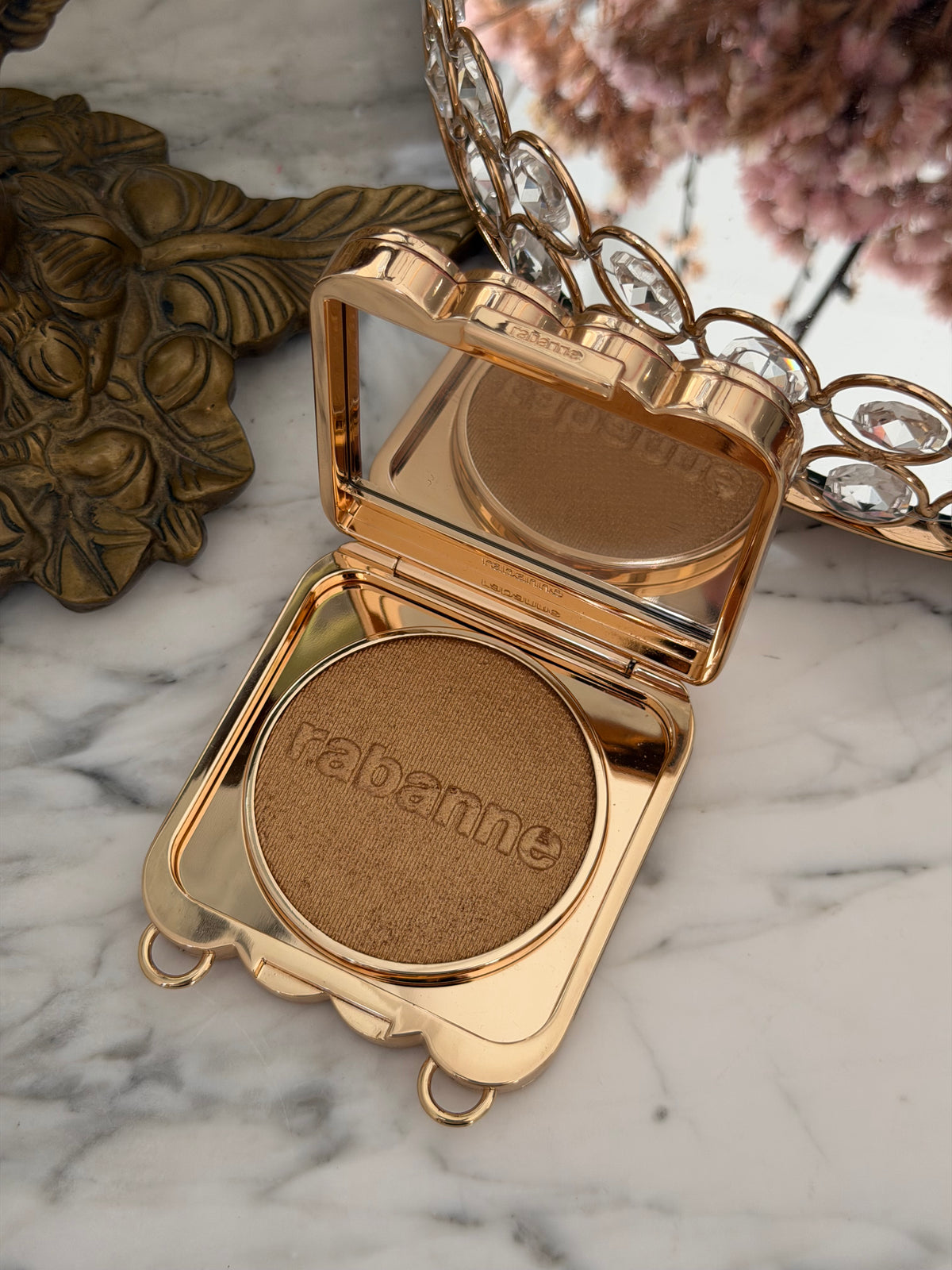 PACO RABANNE 1969 Makeup Clutch
Ultra-Shiny, All-Over Luminizer, Second Skin Comfort