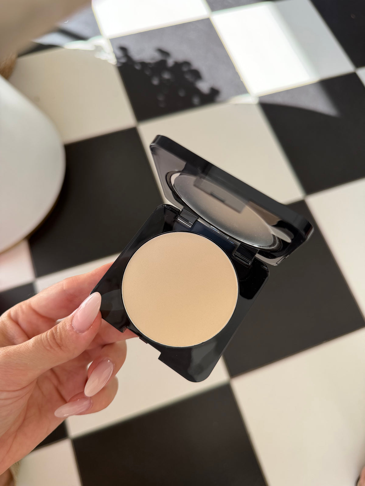 HUDA BEAUTY Easy Bake Airbrush Matte Pressed Powder - Pound Cake