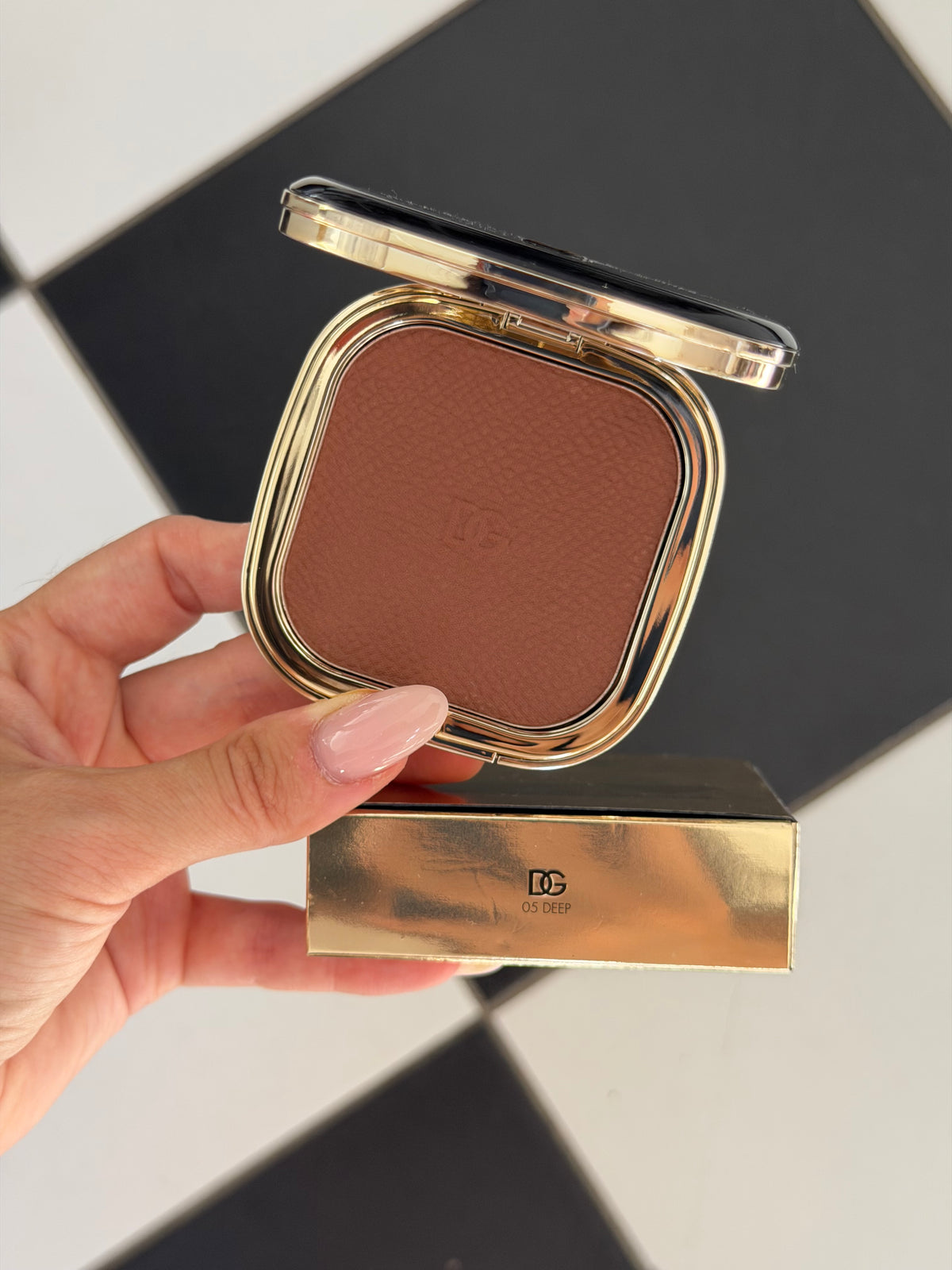 DOLCE&GABBANA Face&Eyes Match
Lasting Bronzer & Eyeshadow Powder (05)
