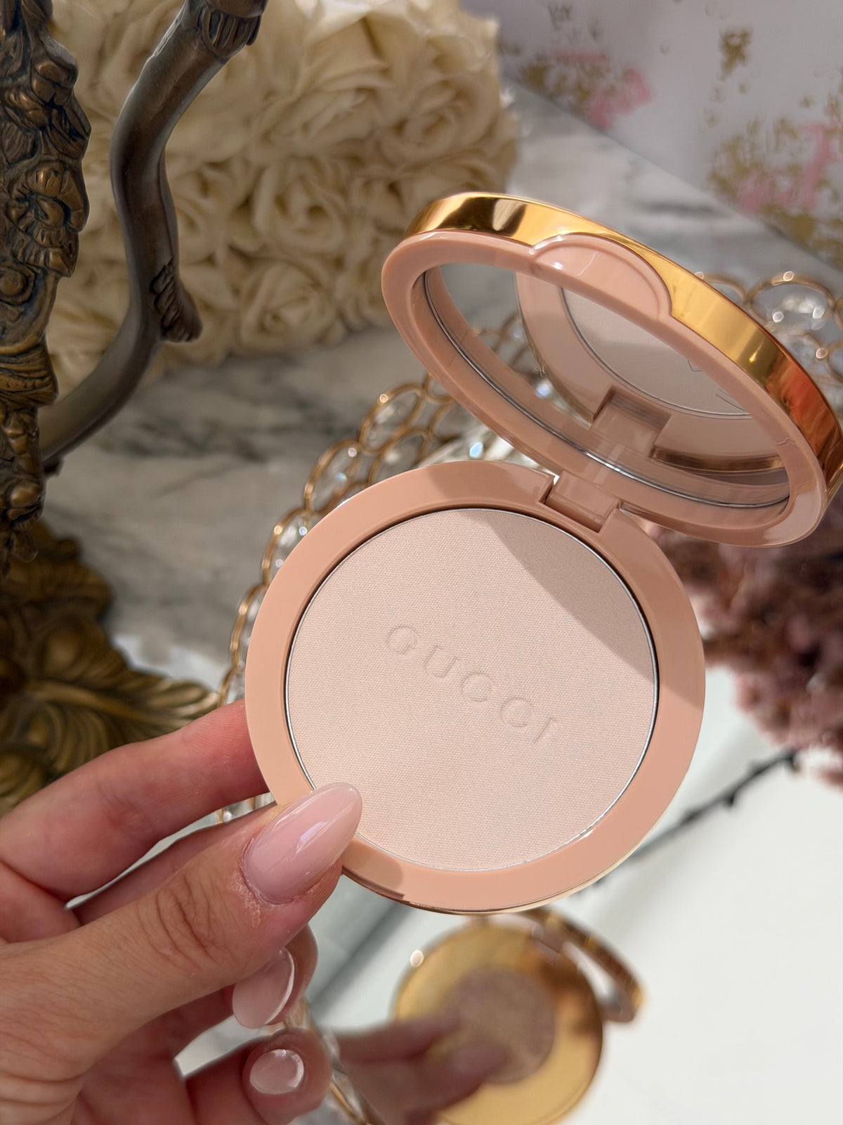 GUCCI Glow Highlighter (01)
Multi-Use Silky Illuminating Powder