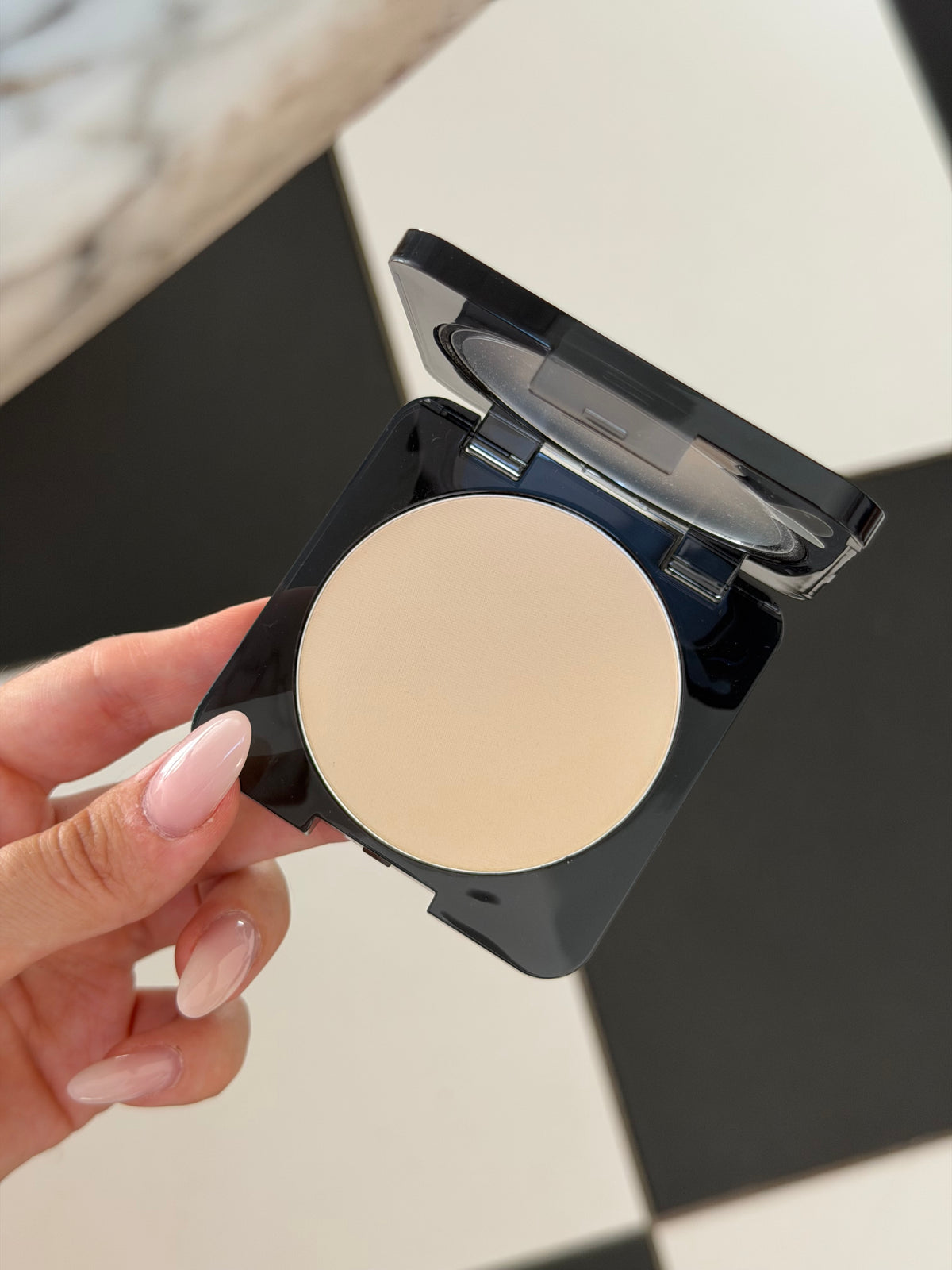 HUDA BEAUTY Easy Bake Airbrush Matte Pressed Powder - Pound Cake