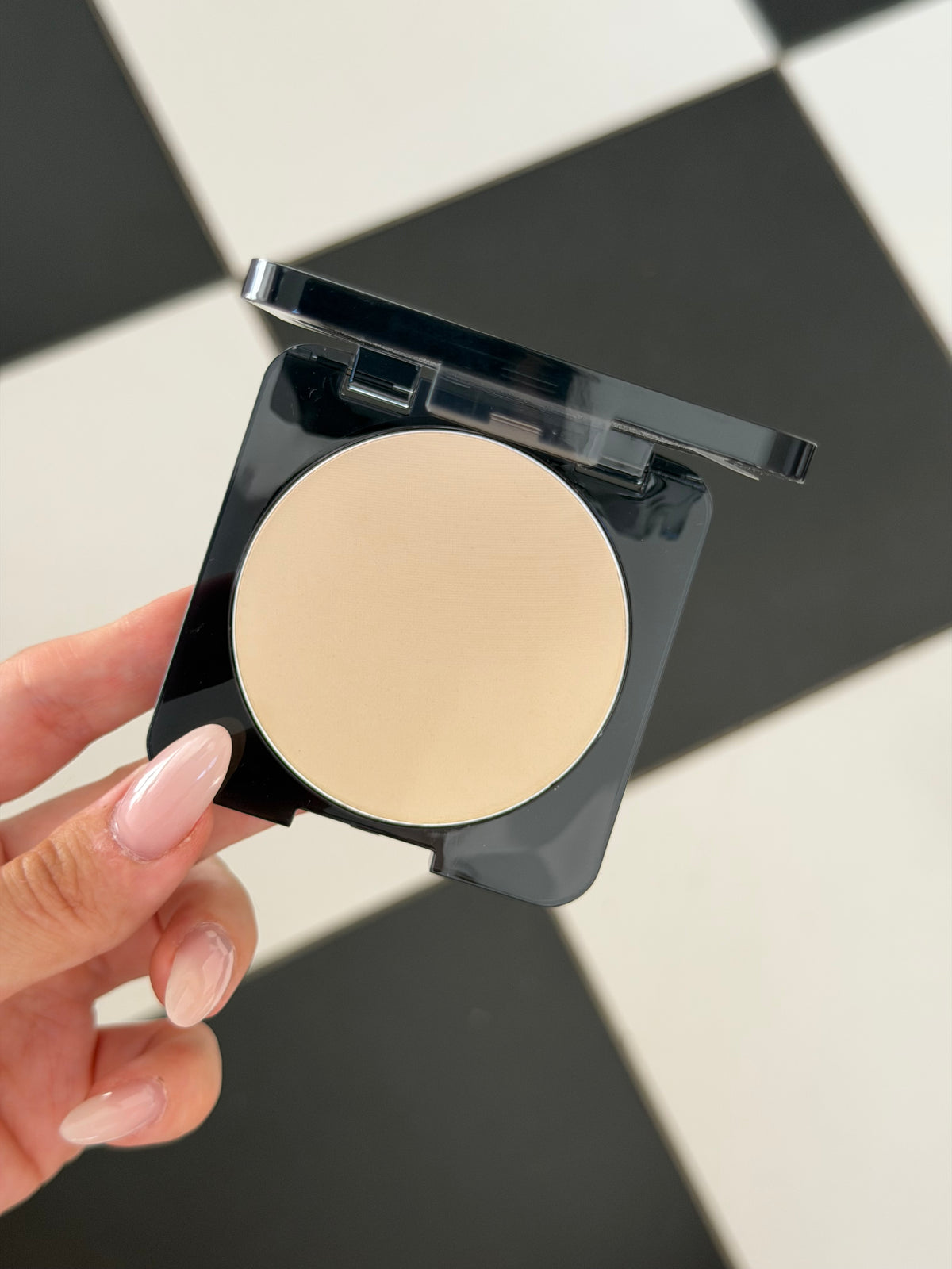 HUDA BEAUTY Easy Bake Airbrush Matte Pressed Powder - Pound Cake