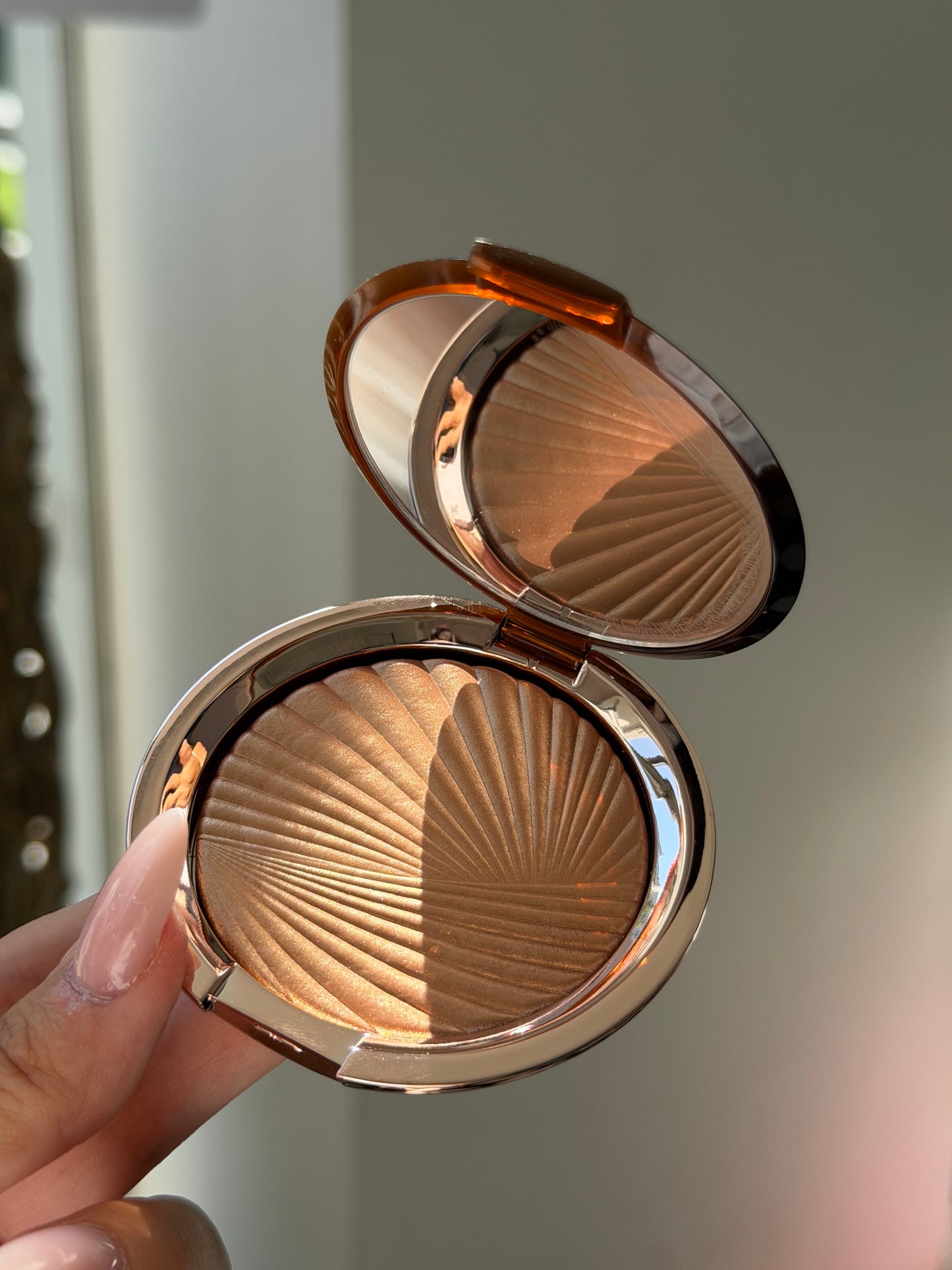 ESTÉE LAUDER Bronze Goddess
Highlighting Powder Gelée (02)