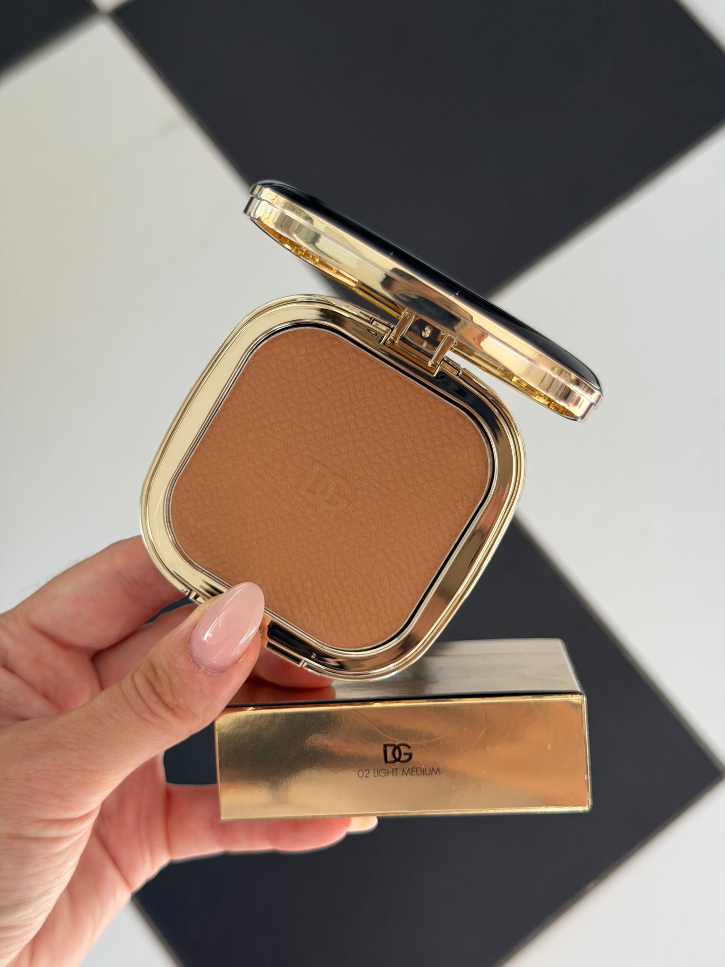 DOLCE&GABBANA Face&Eyes Match
Lasting Bronzer & Eyeshadow Powder (02)