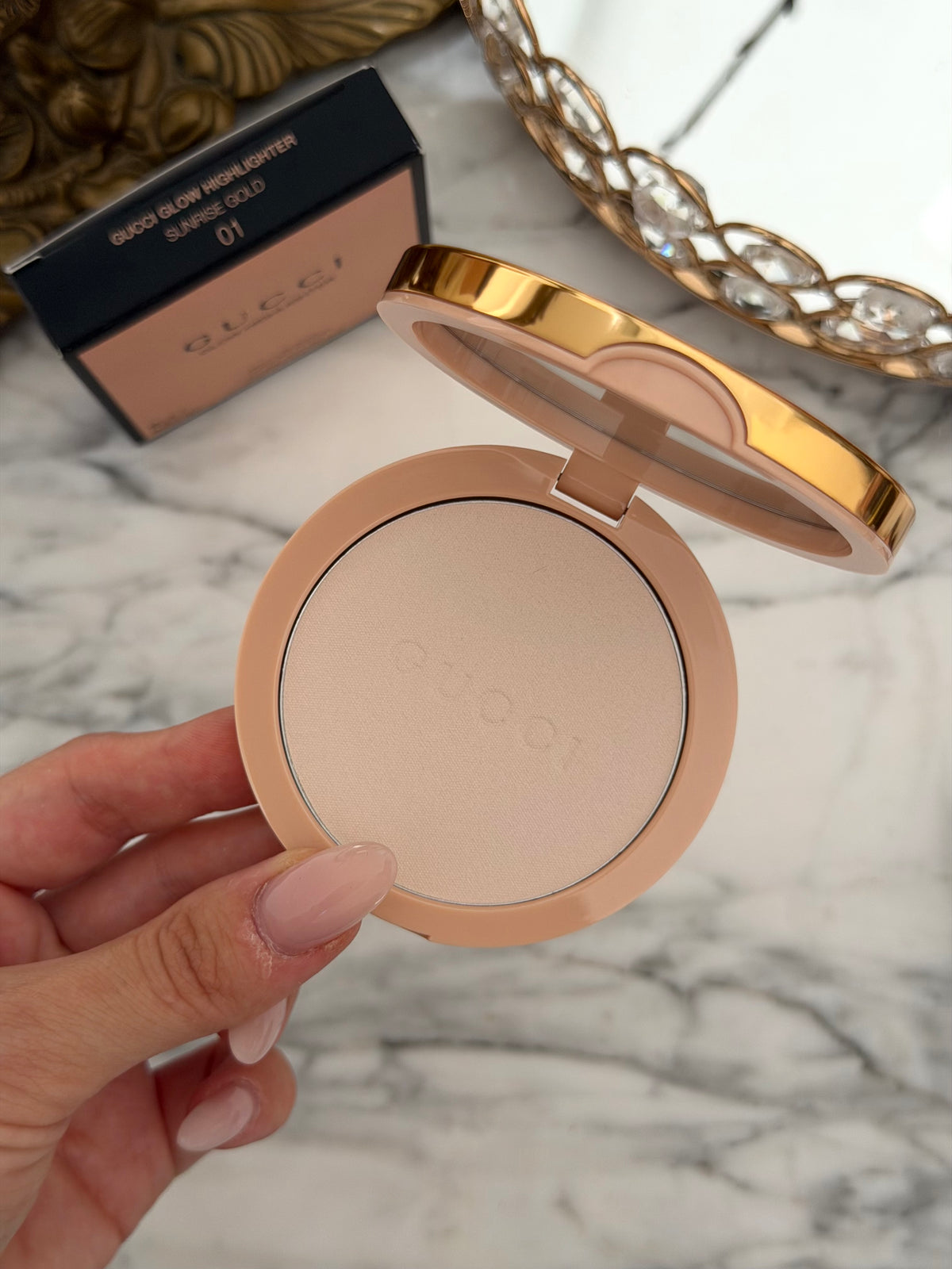 GUCCI Glow Highlighter (01)
Multi-Use Silky Illuminating Powder