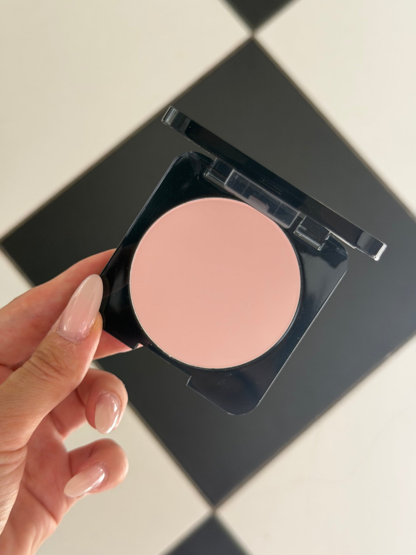 HUDA BEAUTY Easy Bake Airbrush Matte Pressed Powder - Cherry Blossom Cake