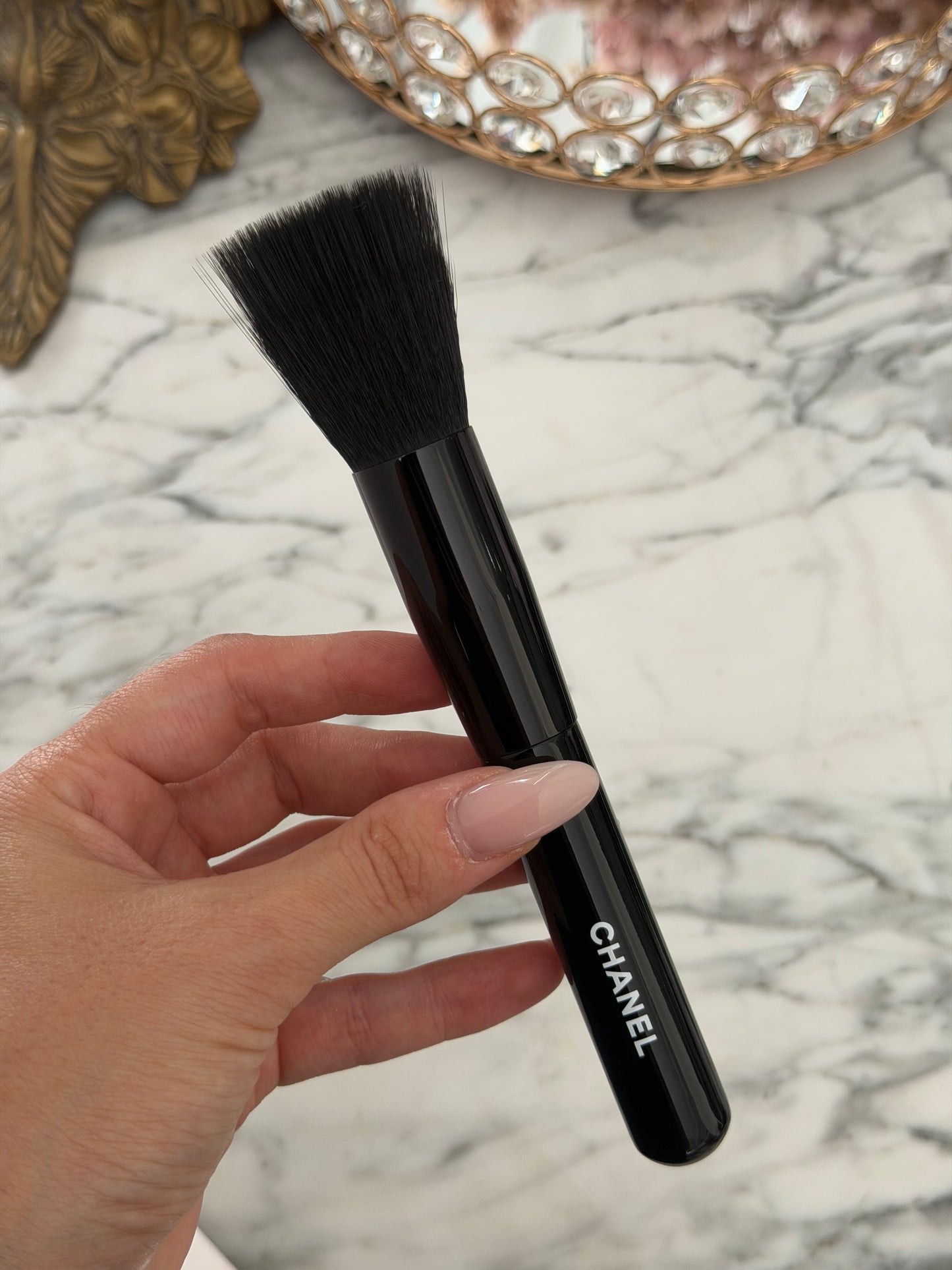 CHANEL Les Pinceaux De Chanel N°102
Fluid Foundation-Blending Brush
