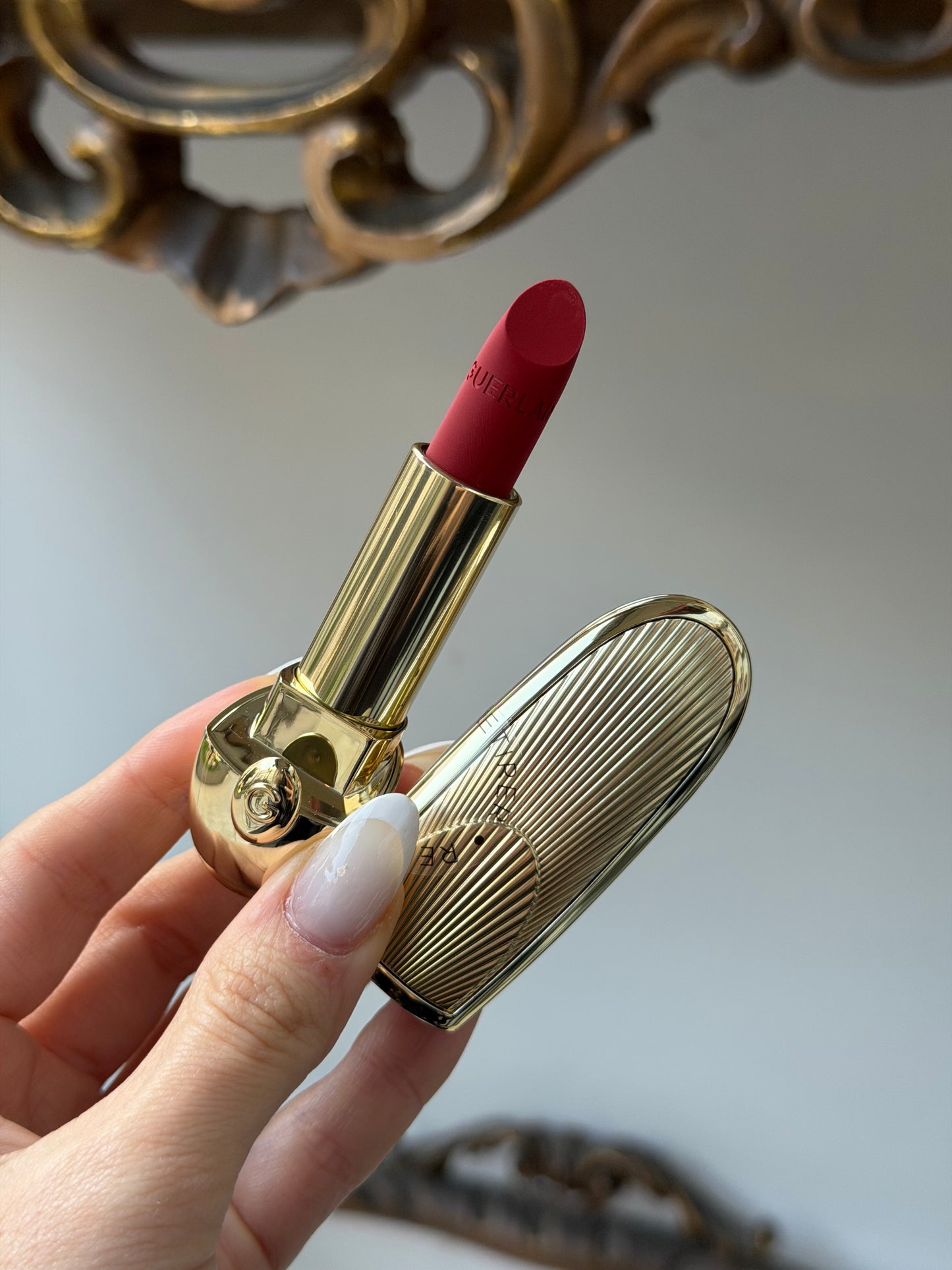 GUERLAIN Rouge G Velvet
Lipstick (555)