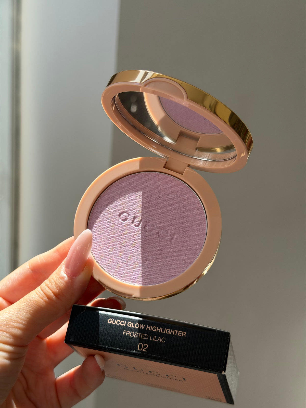 GUCCI Glow Highlighter (02)
Multi-Use Silky Illuminating Powder