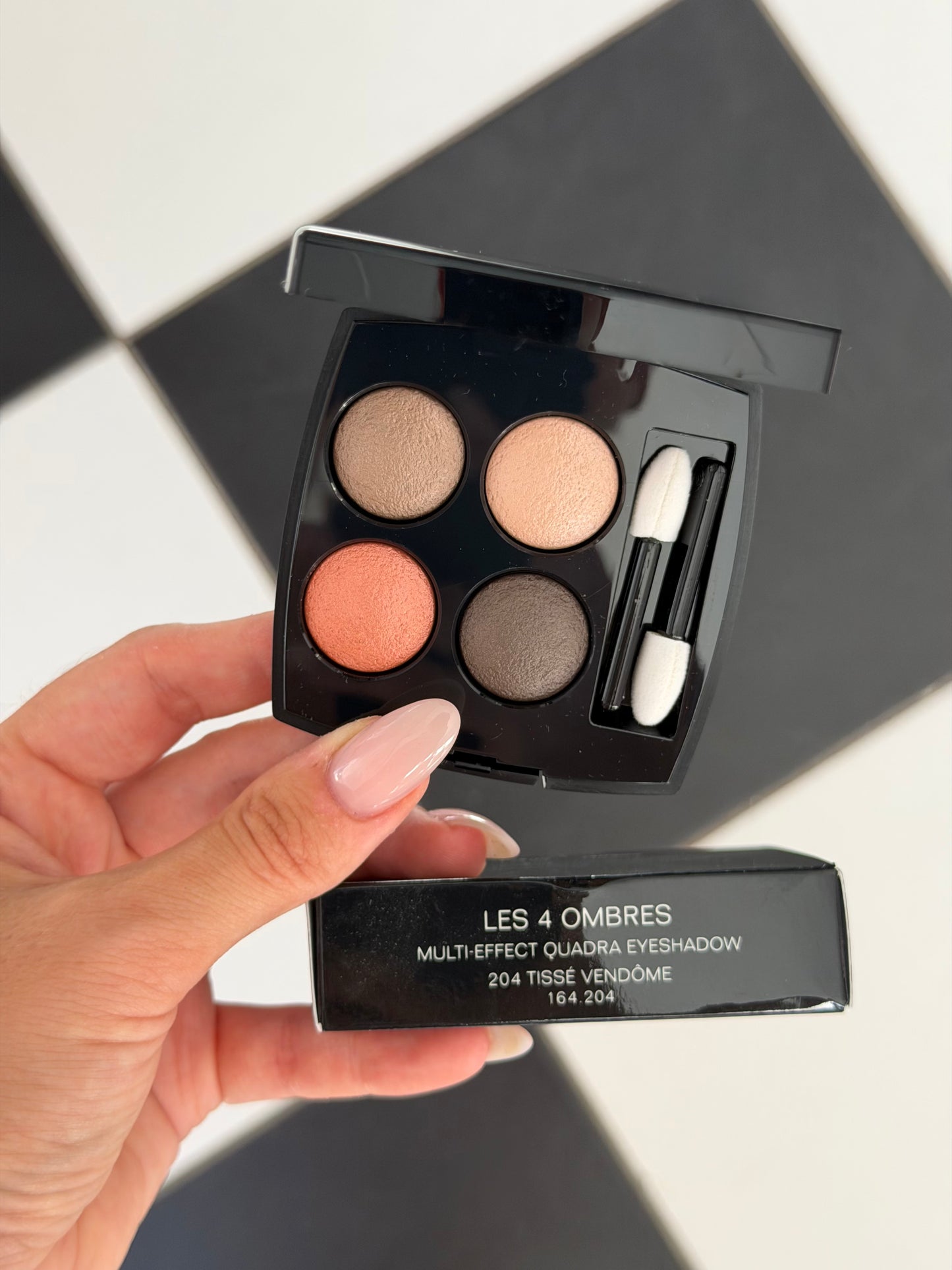 CHANEL Les 4 Ombres
Multi-Effect Quadra Eyeshadow (204)