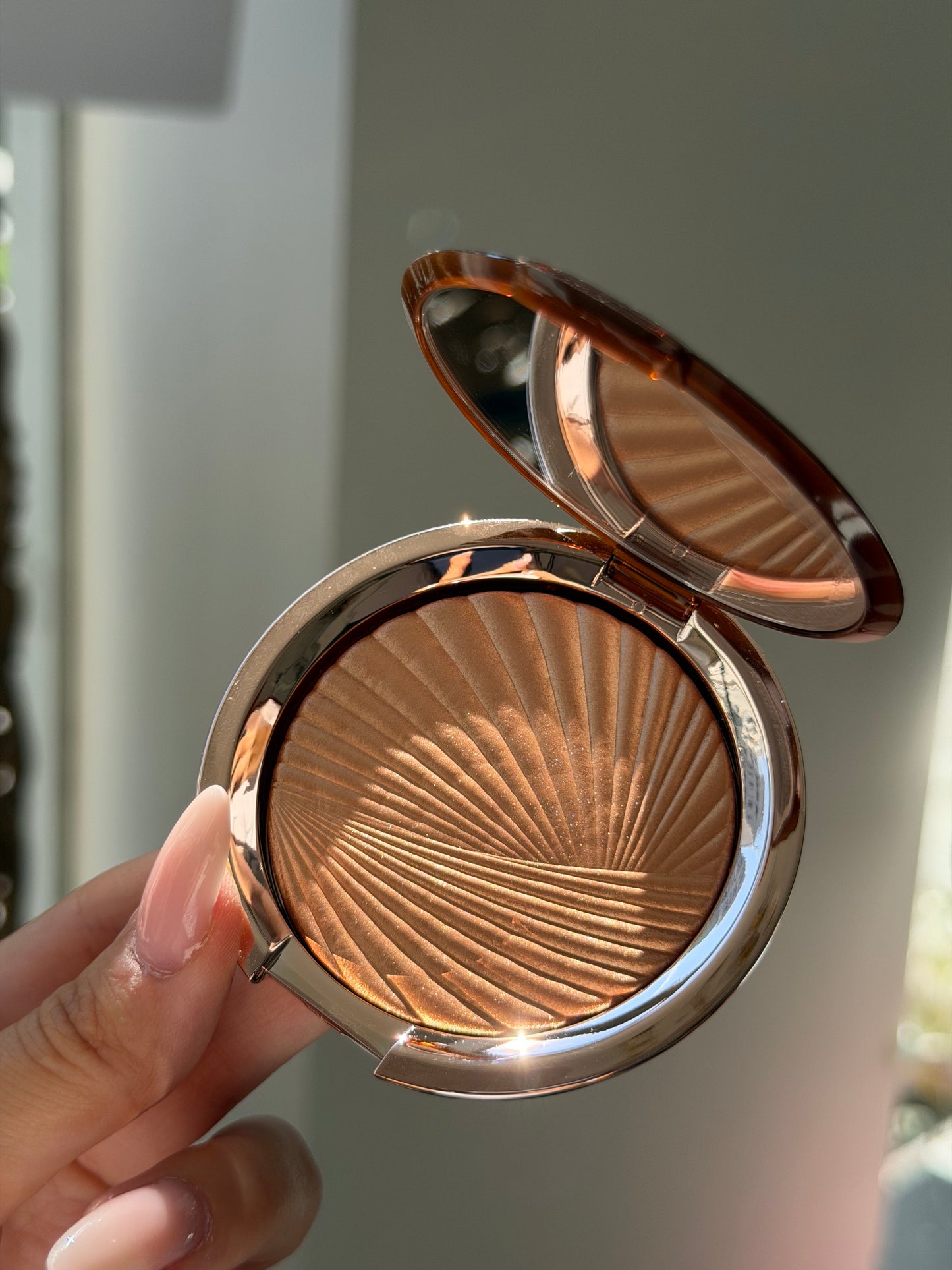 ESTÉE LAUDER Bronze Goddess
Highlighting Powder Gelée (02)