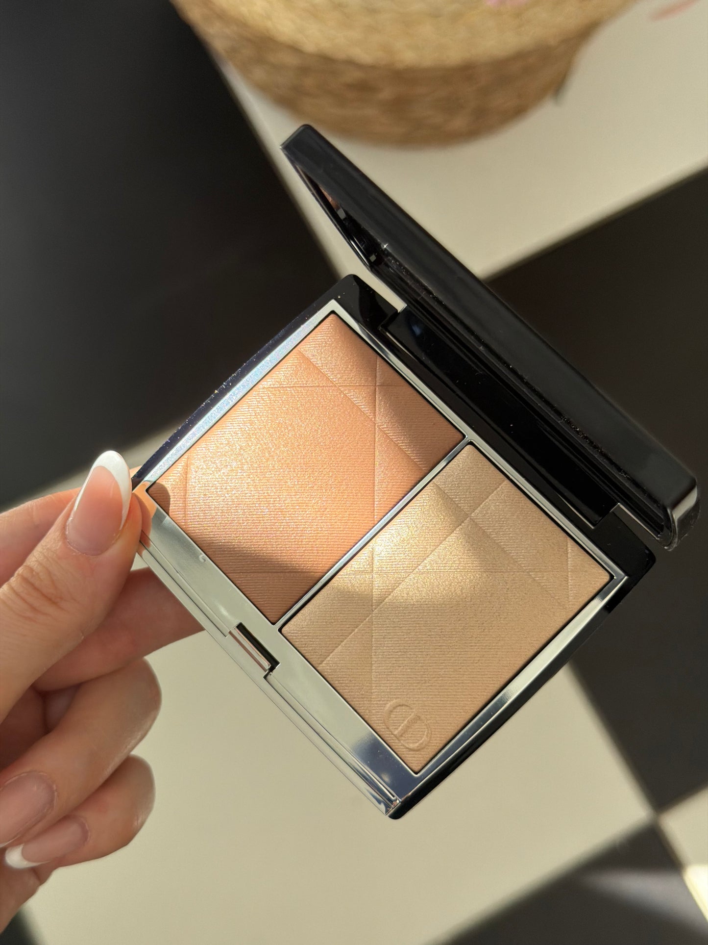 DIOR Rouge Blush Colour & Glow (100)
Multi-Use Face Palette – Color and Highlighter Duo
