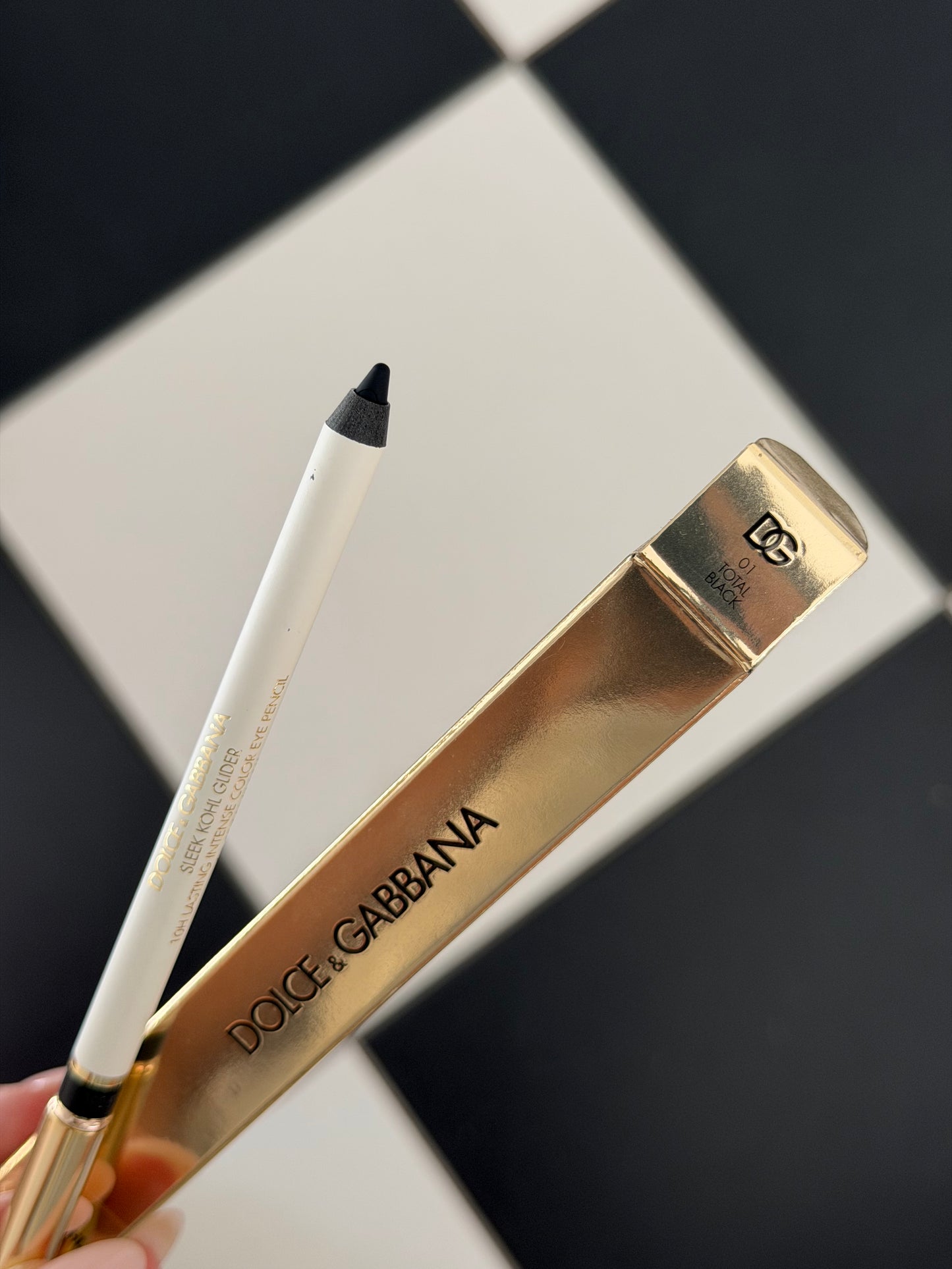 DOLCE&GABBANA Sleek Khol Glider 
10H Lasting Intense Color Eye Pencil (01)