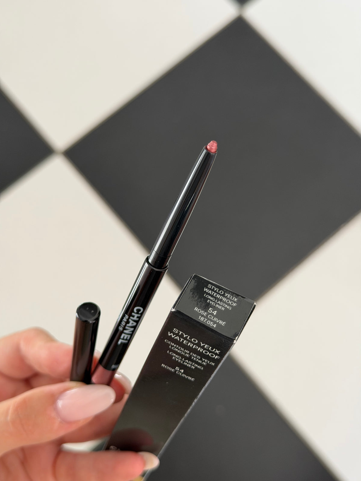 CHANEL Stylo Eyes Waterproof (54)
Long-Lasting Eyeliner