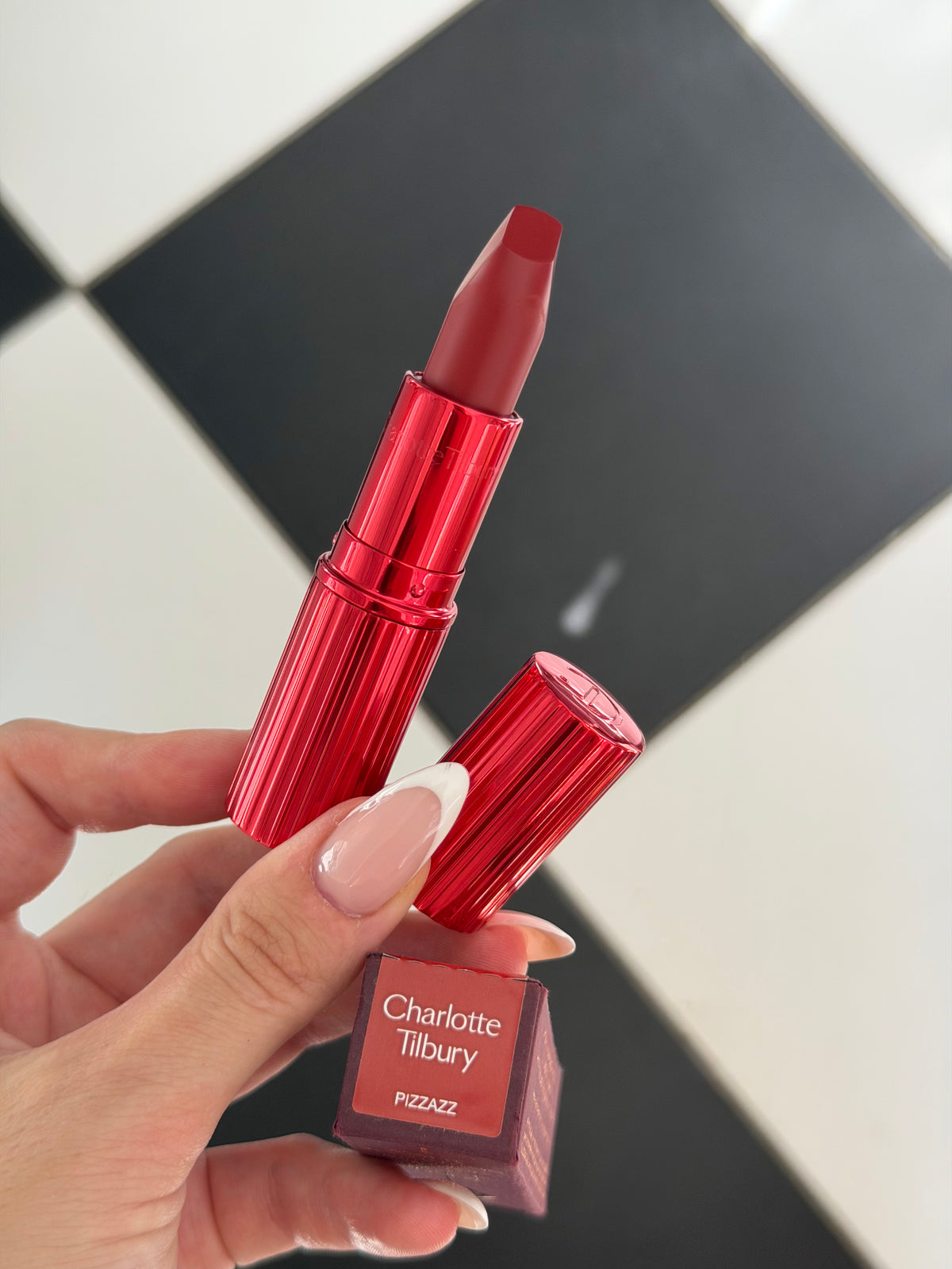CHARLOTTE TILBURY Matte Revolution Lipstick - Pizzazz