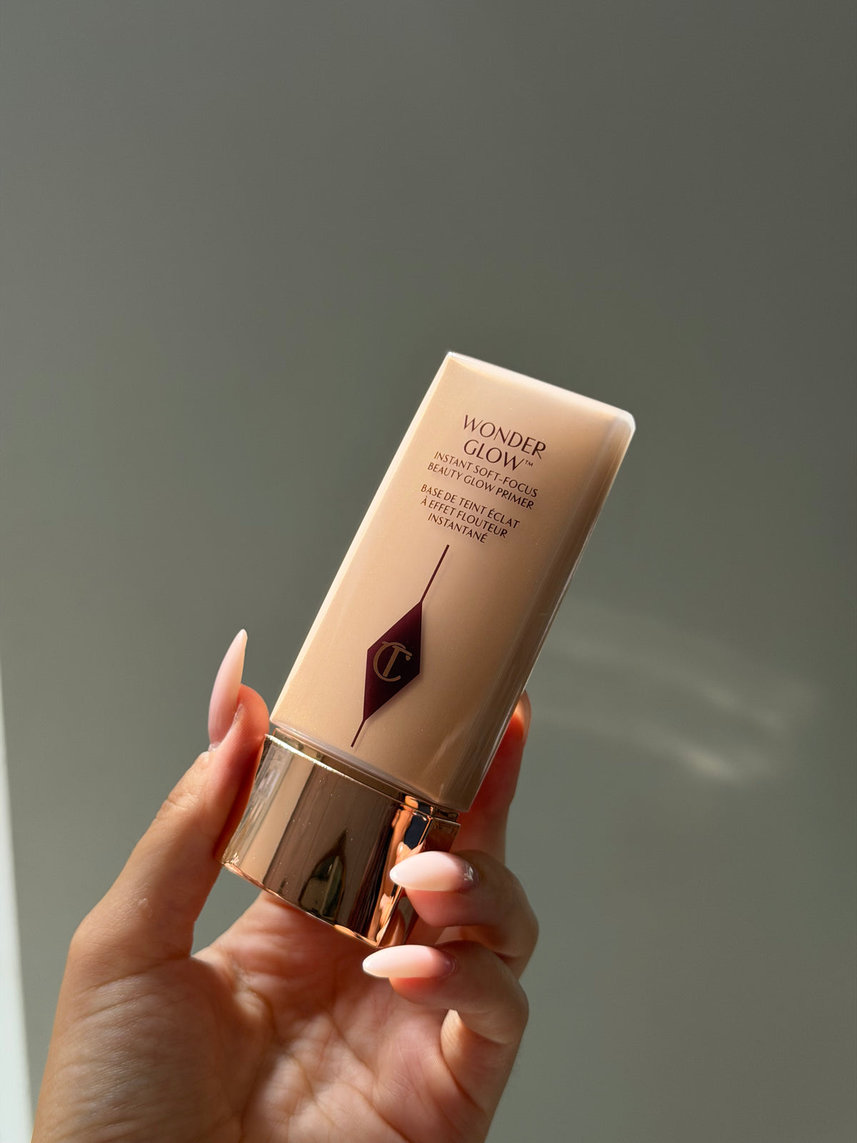 CHARLOTTE TILBURY
WonderGlow Primer
Instant Soft-Focus Beauty Glow