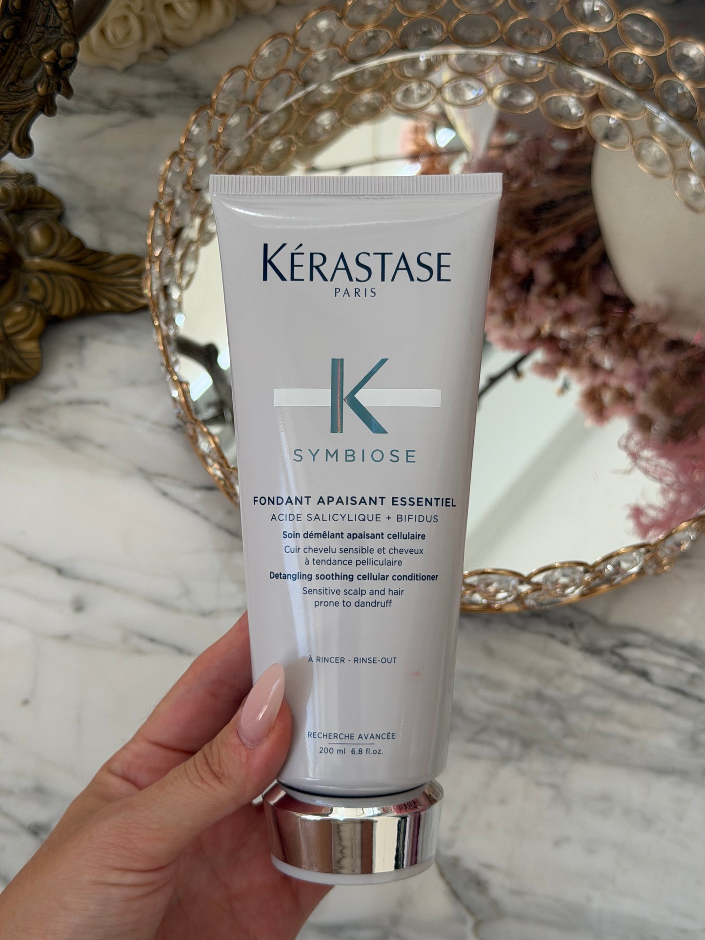 KERASTASE Fondant Apaisant Essentiel
Dentaling Soothing Cellular Conditioner For Sensitive Scalp And Hair Prone To Dandruff
