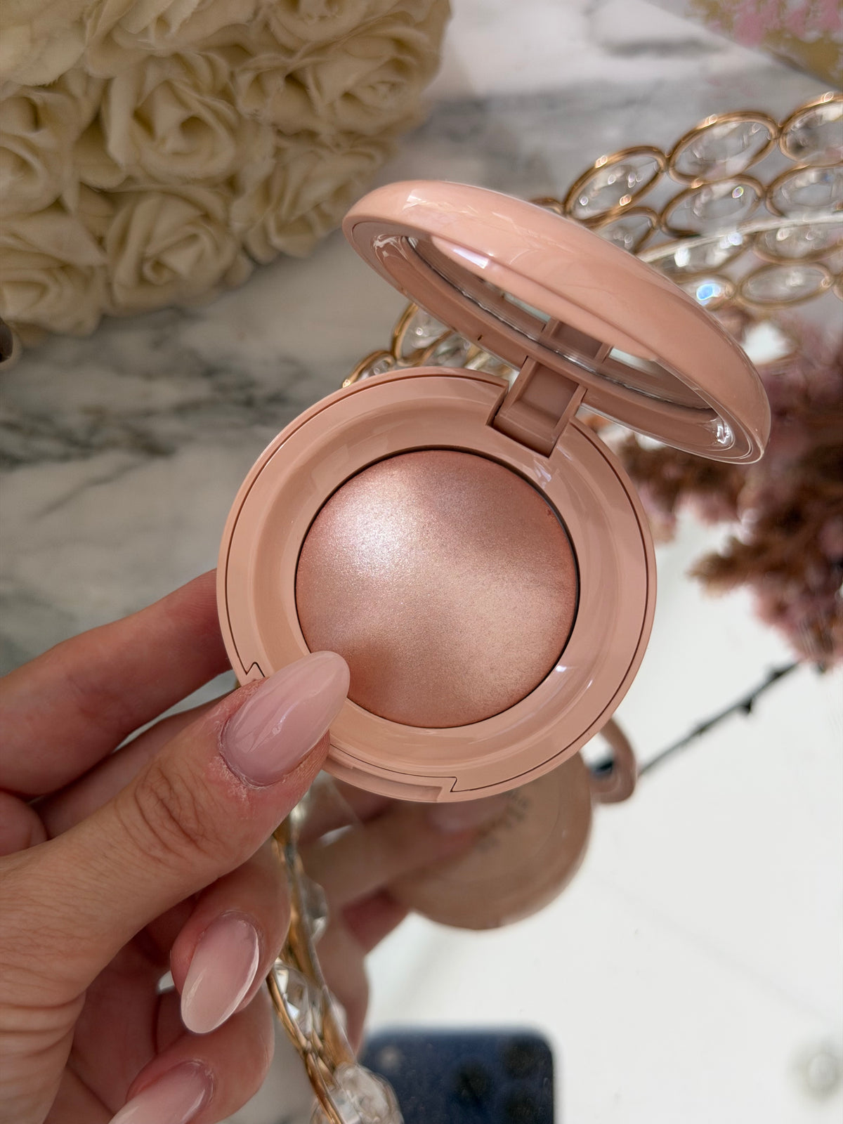 RARE BEAUTY Positive Light Silky Touch Highlighter - Mesmerize
