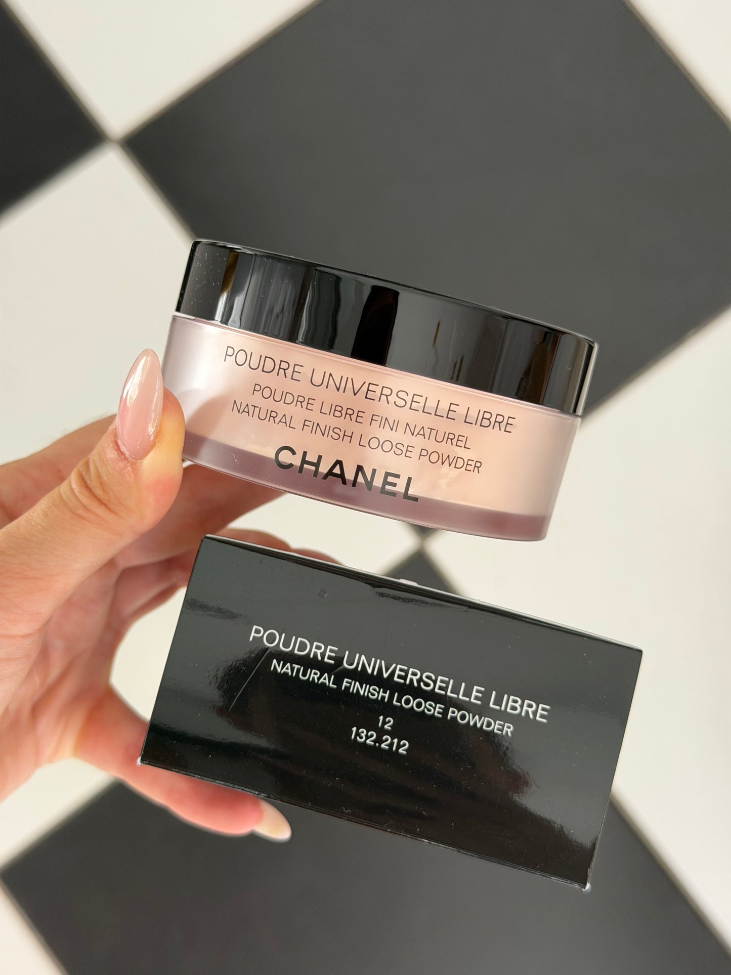 CHANEL Poudre Universelle Libre
Natural Finish Loose Powder (12)