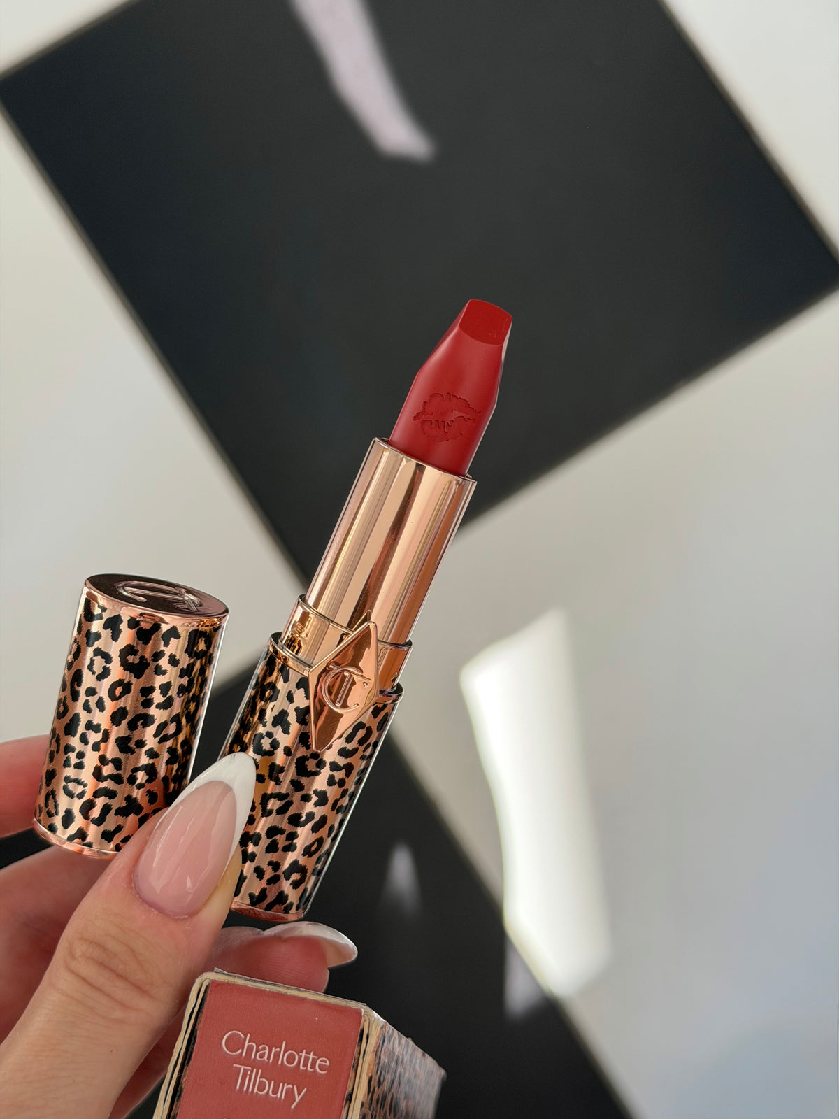 CHARLOTTE TILBURY
Hot Lips Lipstick - Red Hot Susan