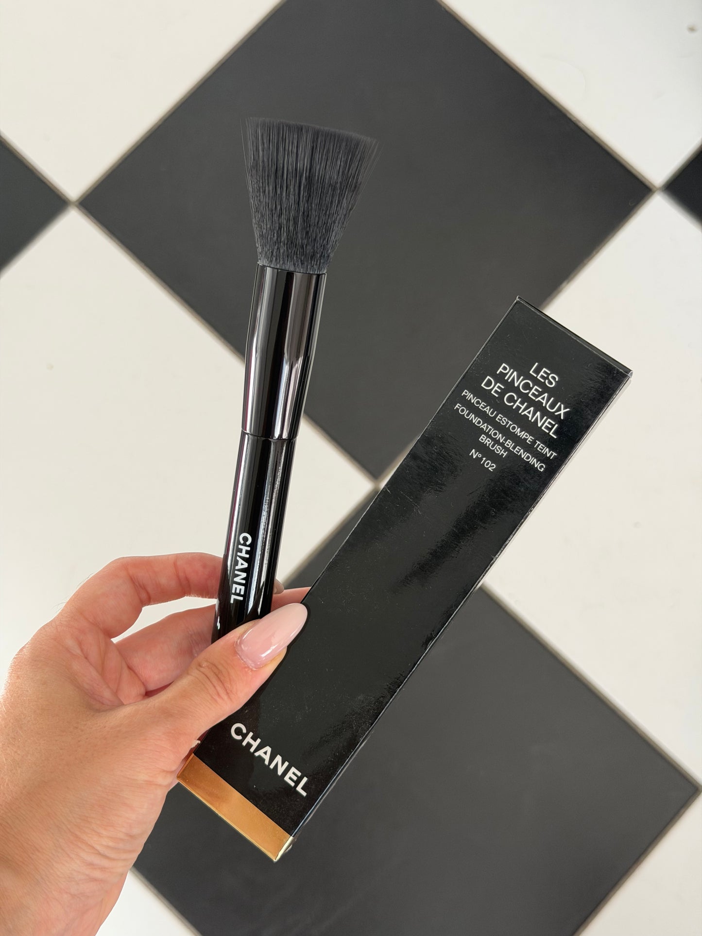 CHANEL Les Pinceaux De Chanel N°102
Fluid Foundation-Blending Brush