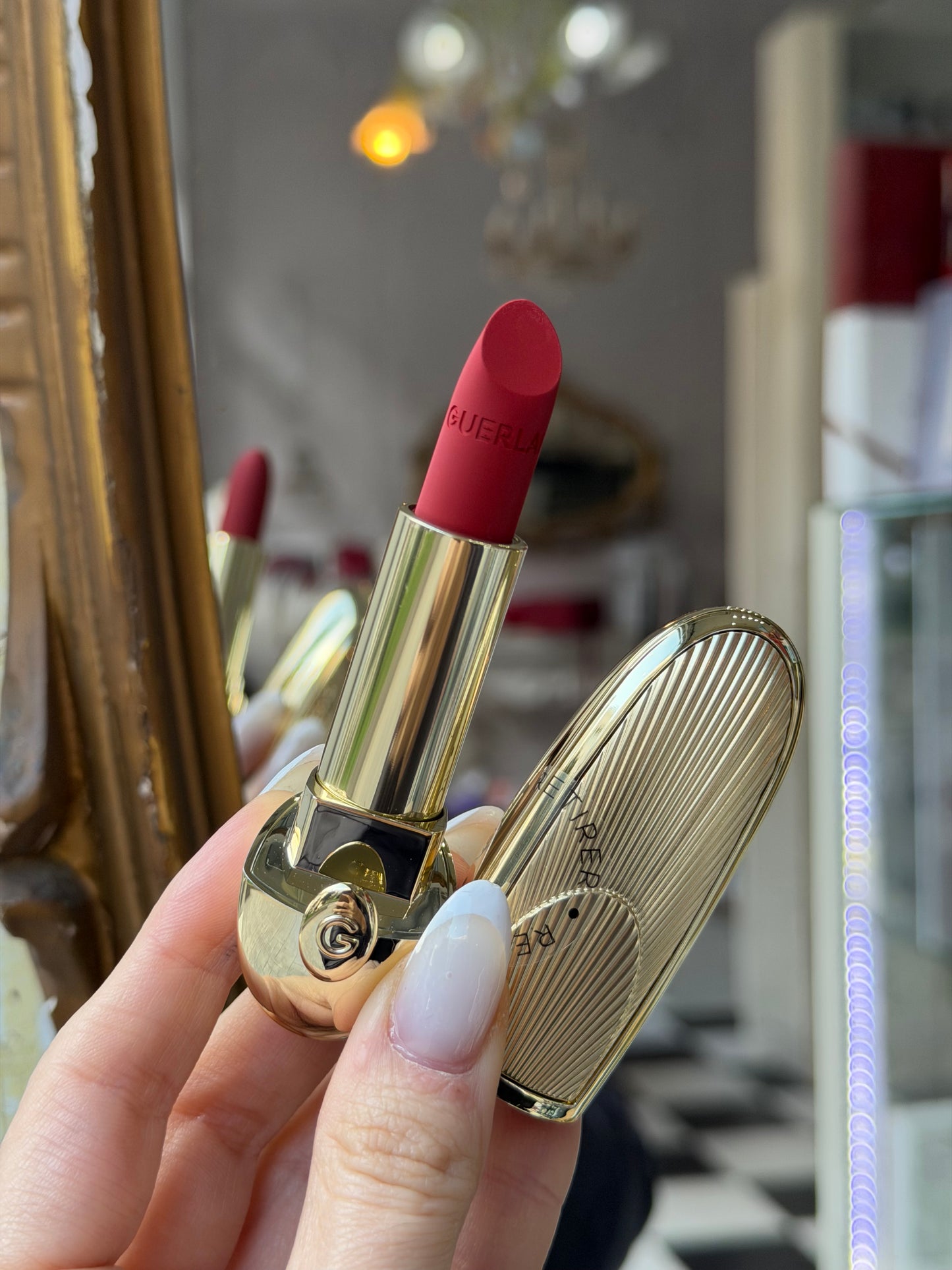 GUERLAIN Rouge G Velvet
Lipstick (555)