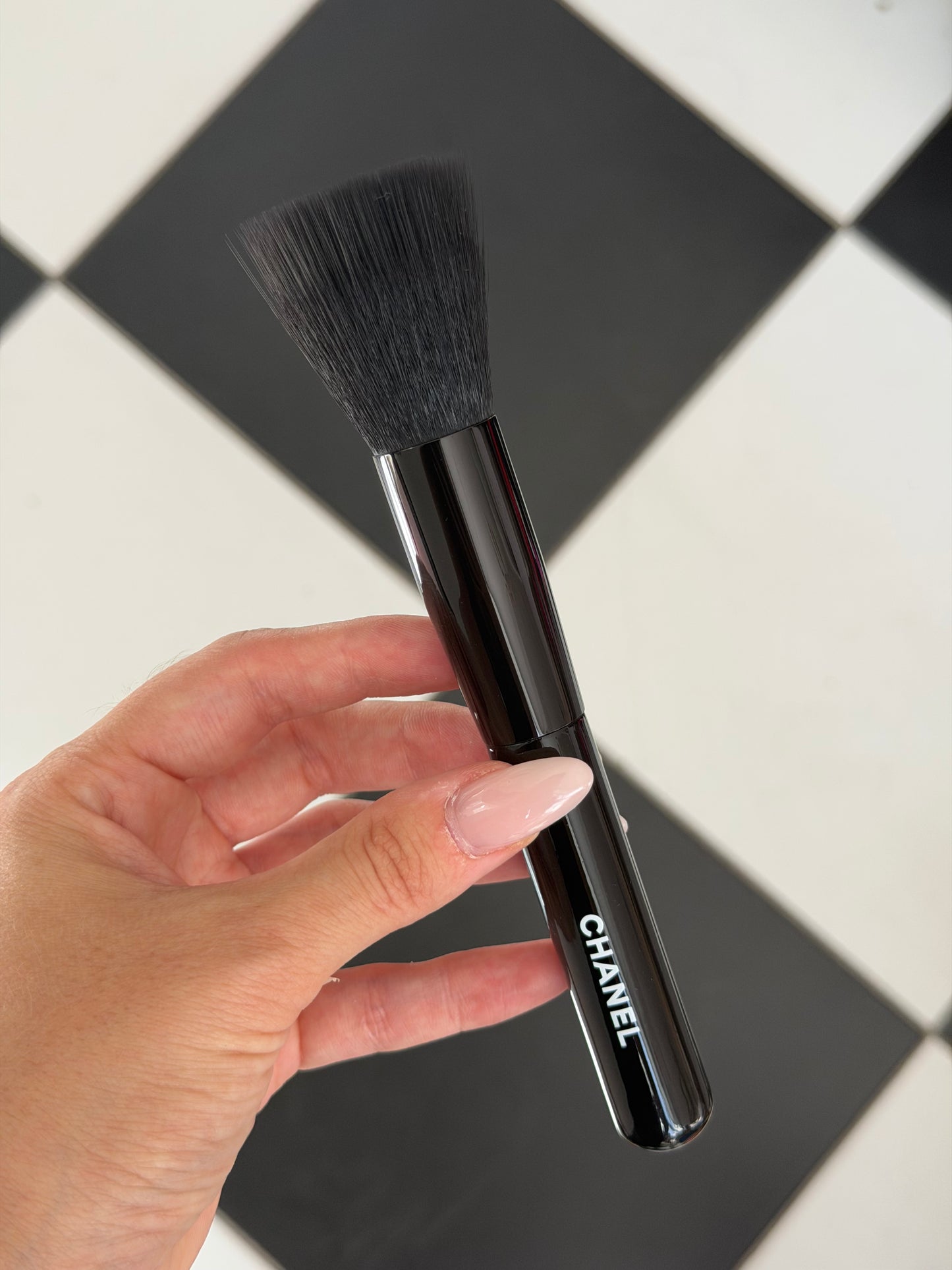 CHANEL Les Pinceaux De Chanel N°102
Fluid Foundation-Blending Brush