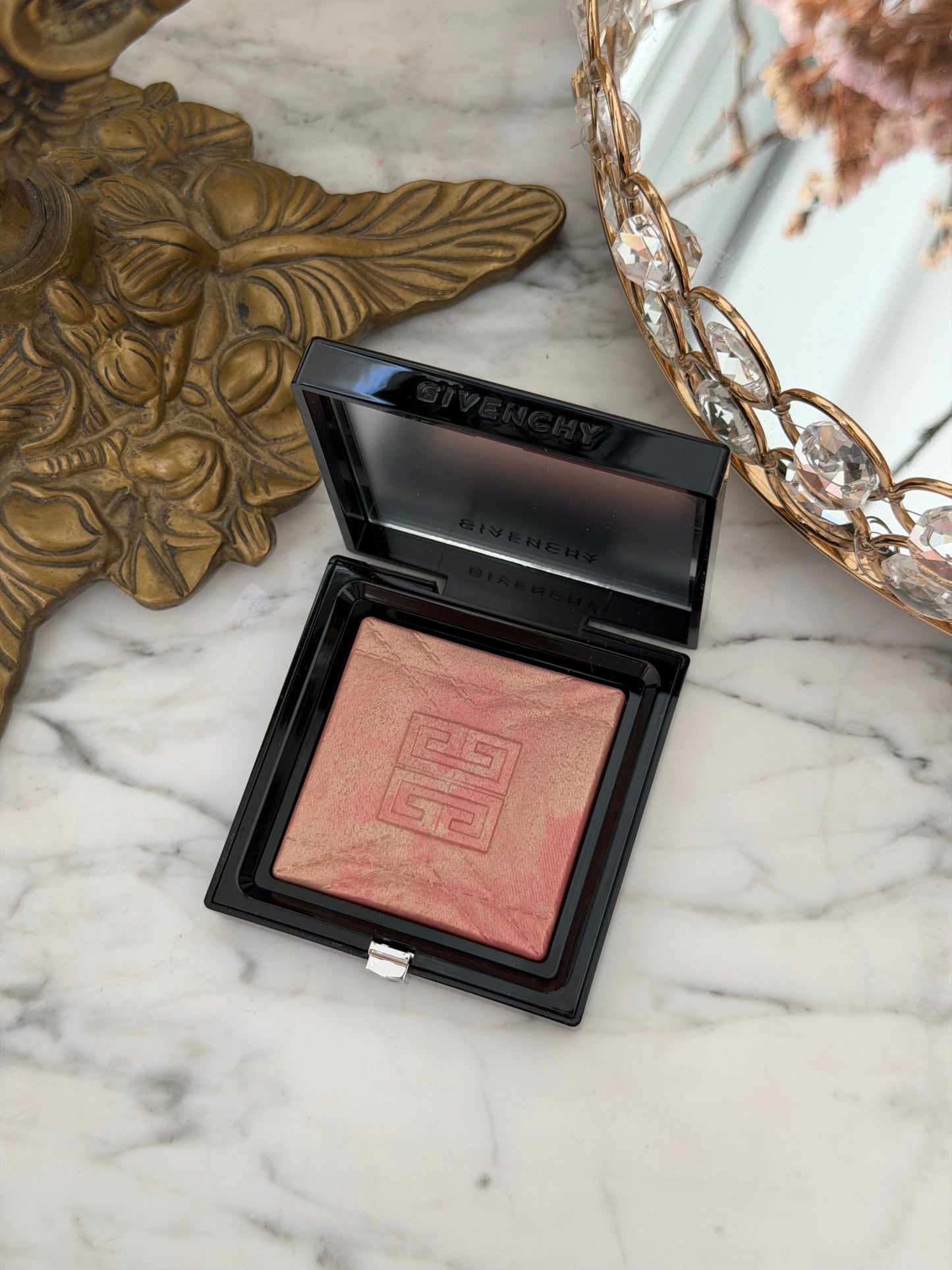 GIVENCHY Prisme Libre Highlighter Powder (004)
Long-lasting Hydrating And Marbled