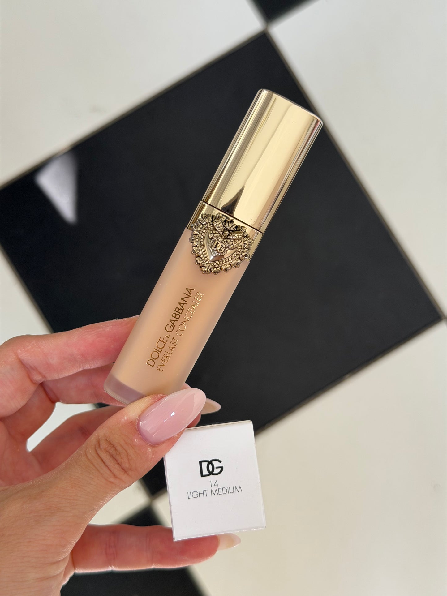 DOLCE&GABBANA Everlast Concealer 
24H Wear Crease-Proof Hydrating (14)