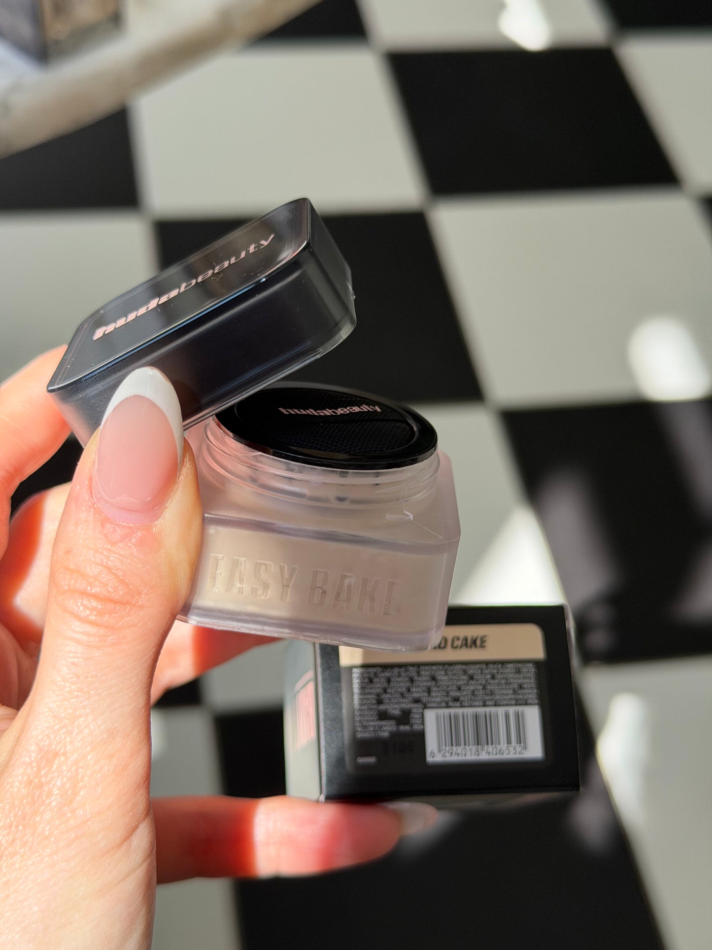 HUDA BEAUTY Easy Bake Loose Baking & Setting Powder - Cupcake