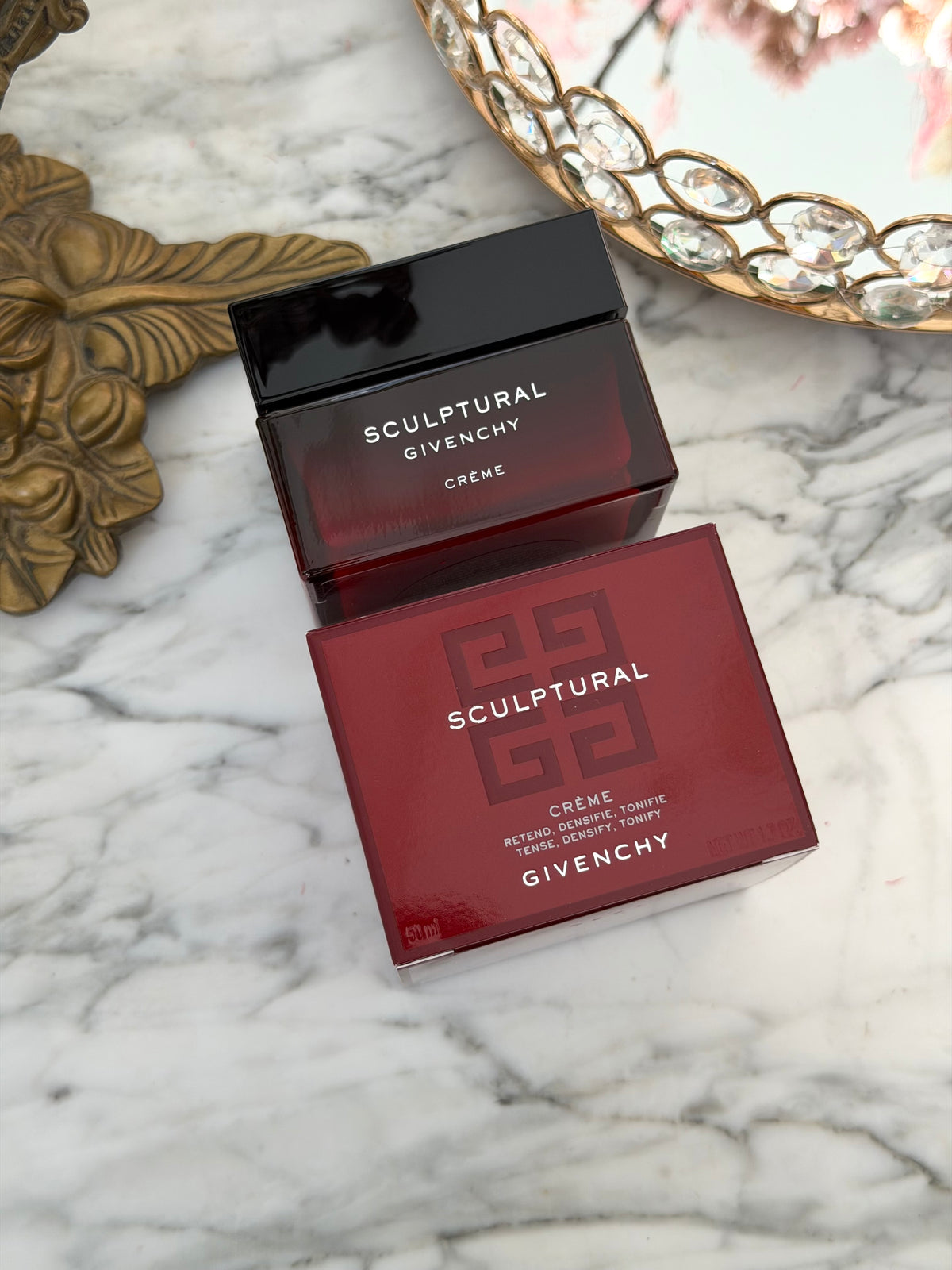 GIVENCHY
Sculptural Cream
Tense, Densify and Tonify Your Facial Contour and Volumes