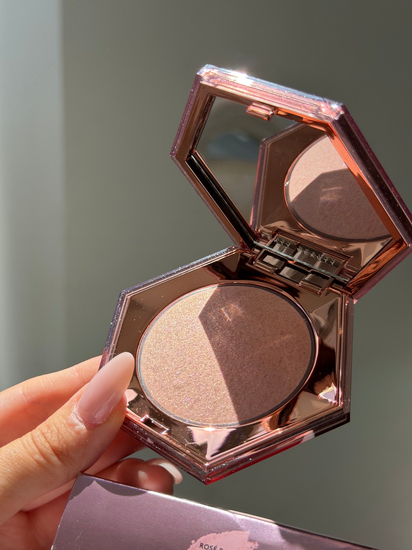 FENTY BEAUTY Diamond Bomb All-Over Diamond Veil Highlighter - Rosé Rave