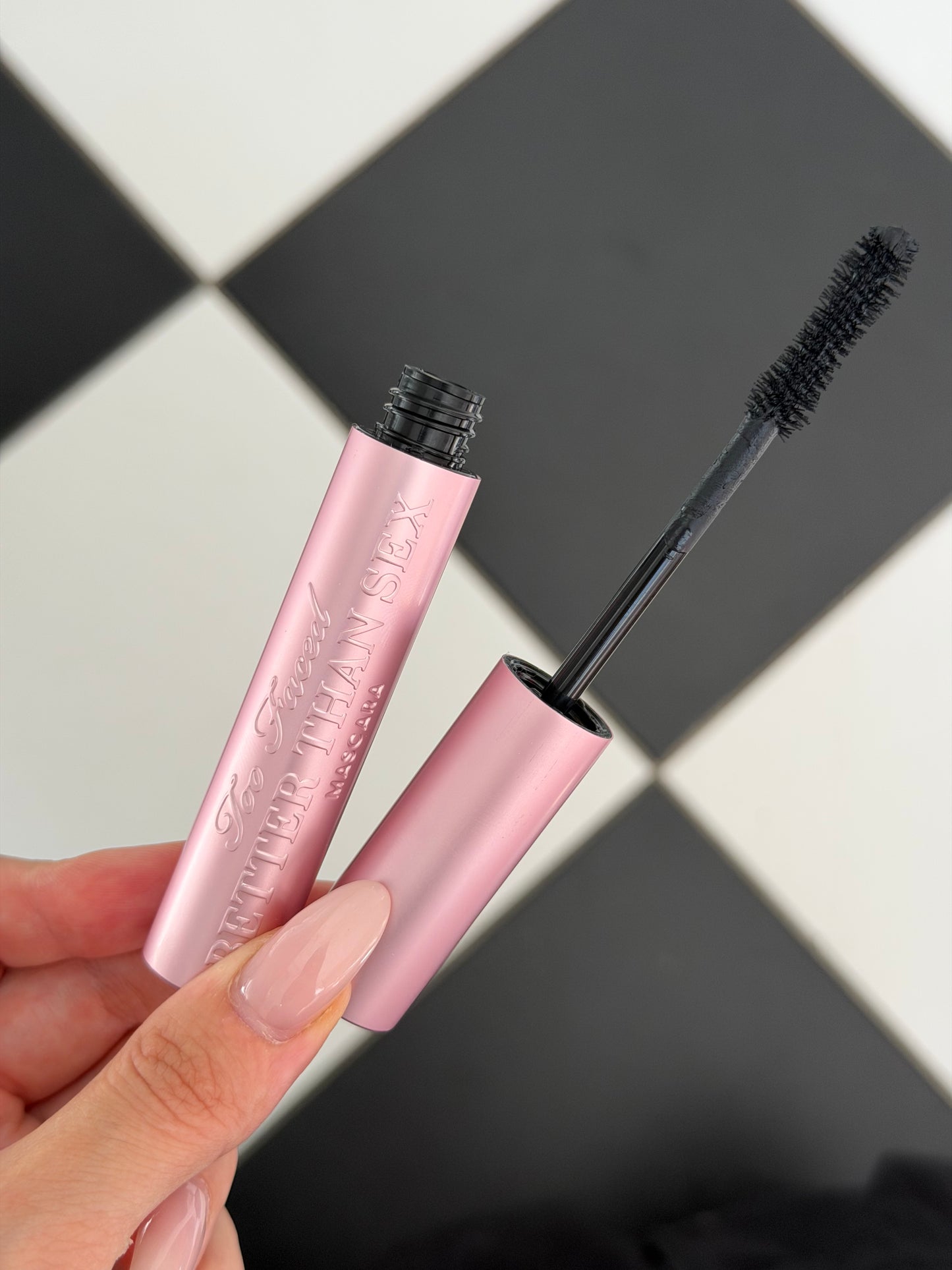 TOO FACED Better Than Sex Volumizing Mascara - Black
Dramatic Volume & Longer Lashes