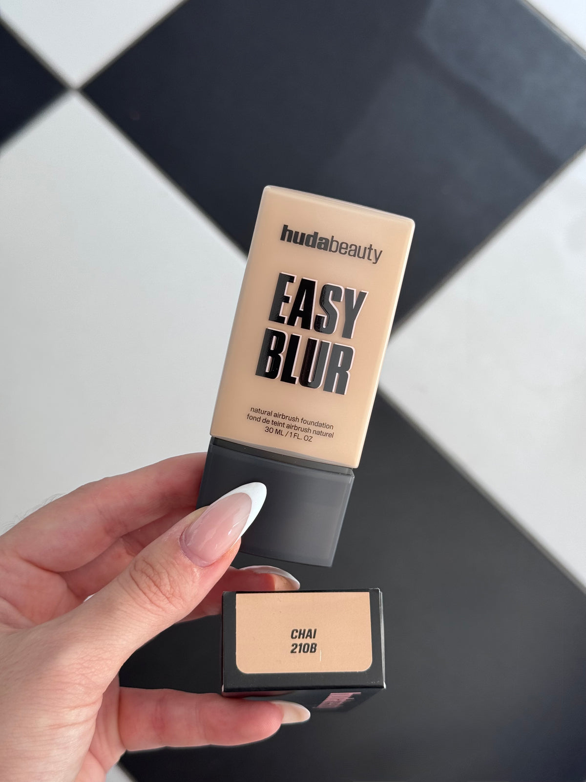 HUDA BEAUTY Easy Blur Natural Airbrush Foundation - Chai 210B