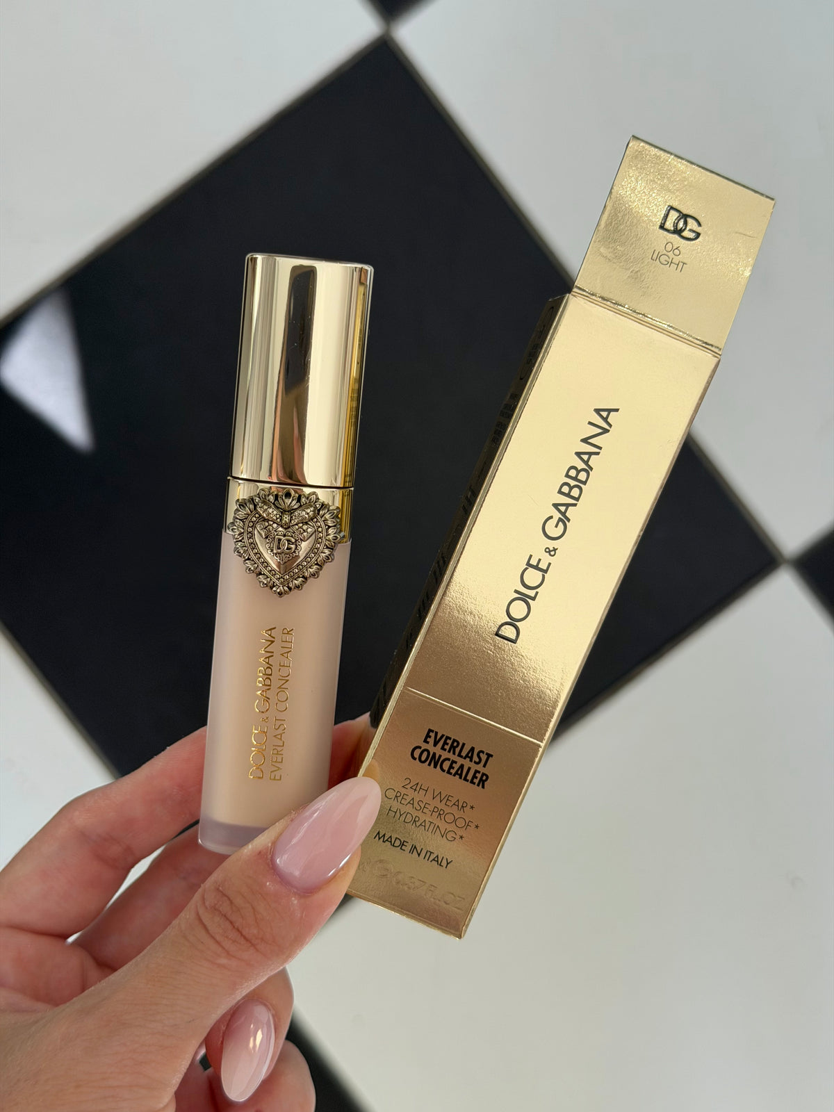 DOLCE&GABBANA Everlast Concealer 
24H Wear Crease-Proof Hydrating (06)