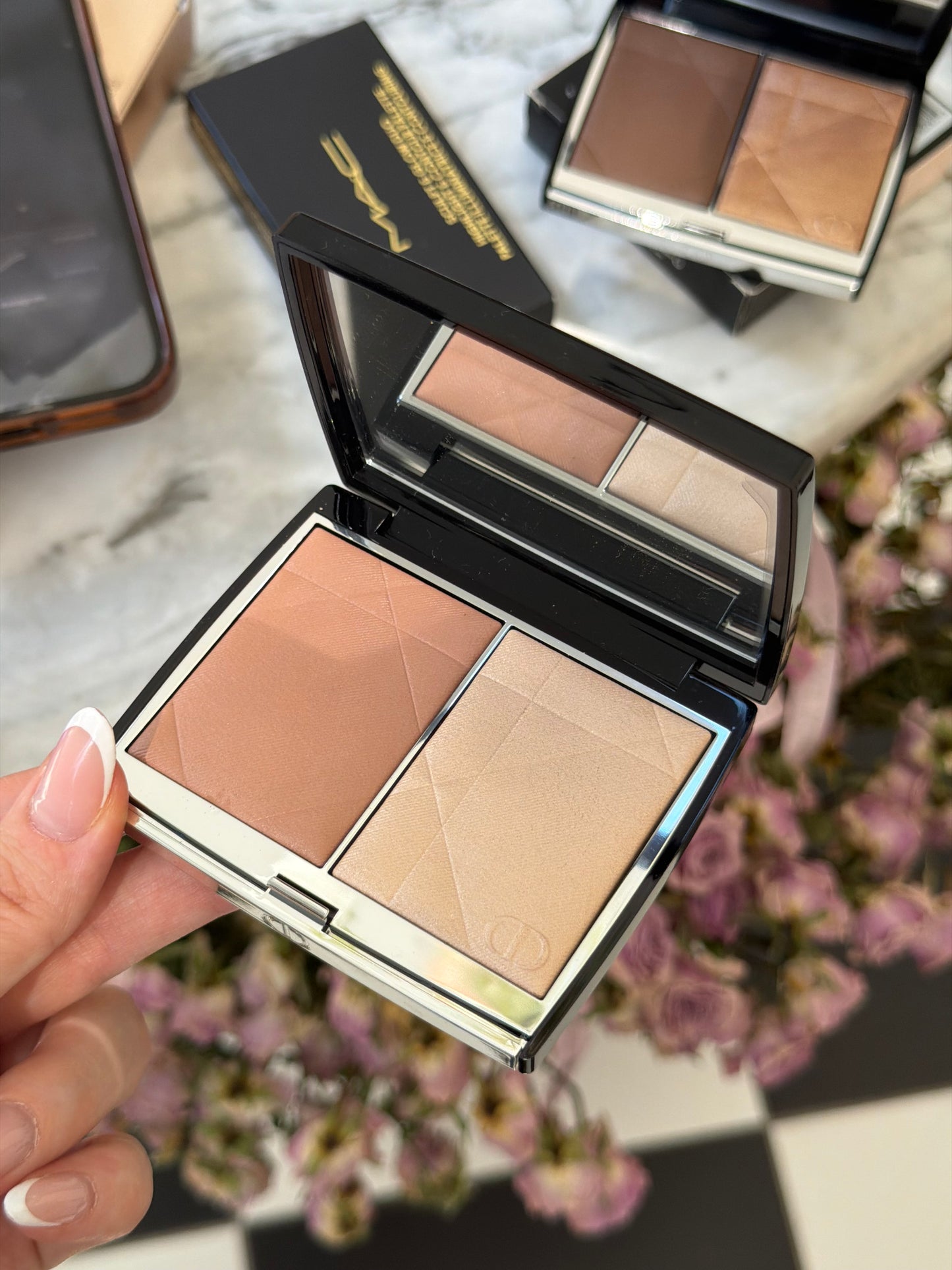 DIOR Rouge Blush Colour & Glow (100)
Multi-Use Face Palette – Color and Highlighter Duo